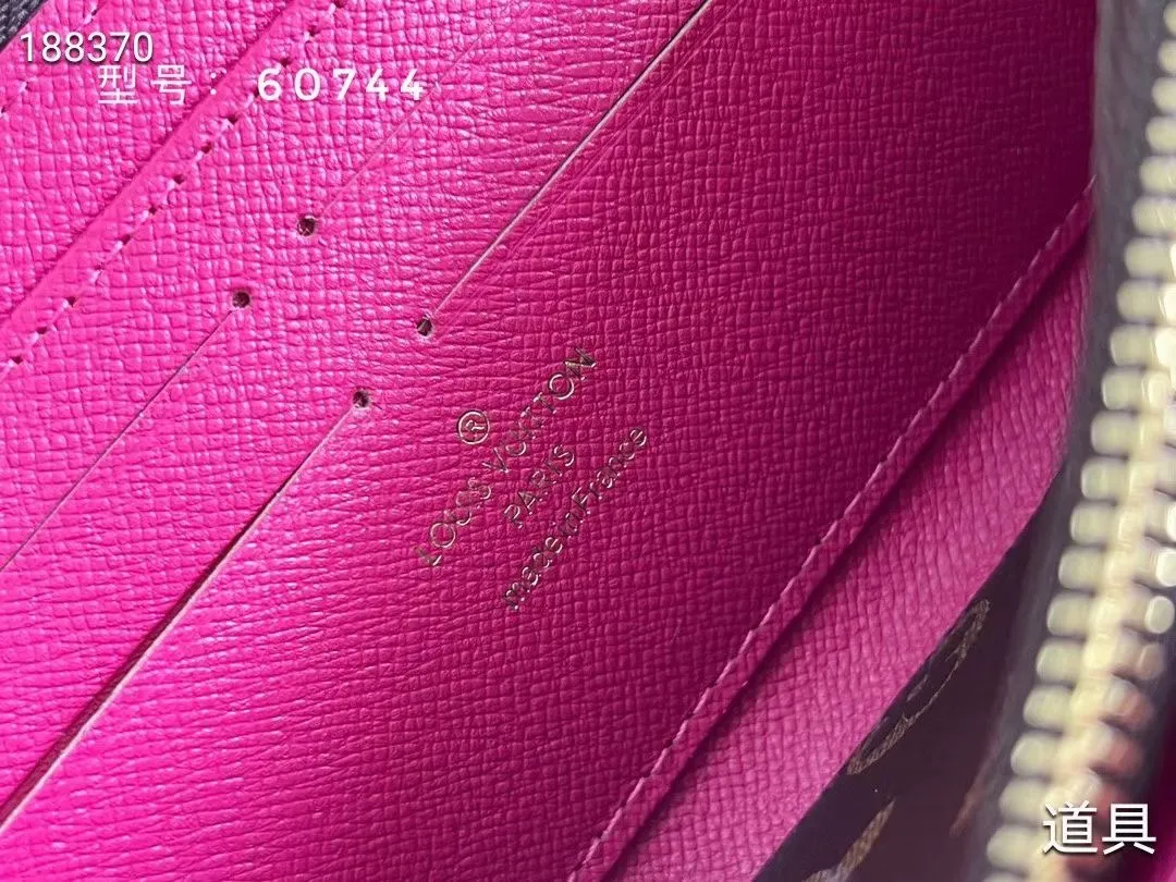 P100💰💎The original LV Clemence wallet is small and compact but has ample capacity. It is made of exquisite and durable Monogram canvas material. Bright color lining and leather zippers show off the playful charm of women. Model: 60744/60742. Size: 19.5×9×1.5cm