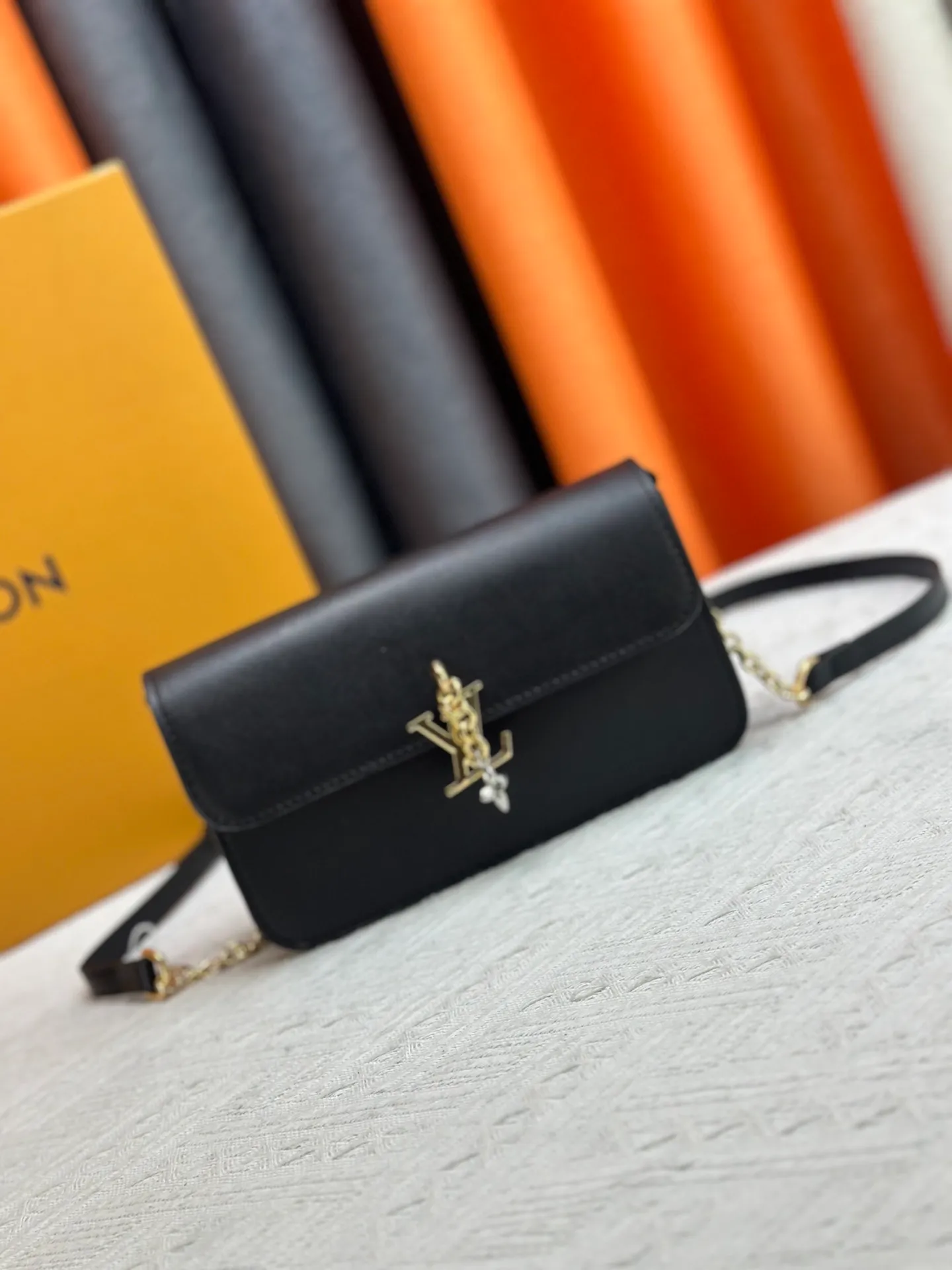 P240 Style number: M14564 This Wallet On Chain handbag is from Louis Vuitton's LV Bloom series. It is cut from cow leather in a fashionable and practical configuration. It's decorated with embellishments inspired by the brand's iconic Monogram pattern. There's plenty of space to store a smartphone, and contrasting metal hardware adds an elegant touch.  11.5 x 4 x 20 cm (height x width x length)
