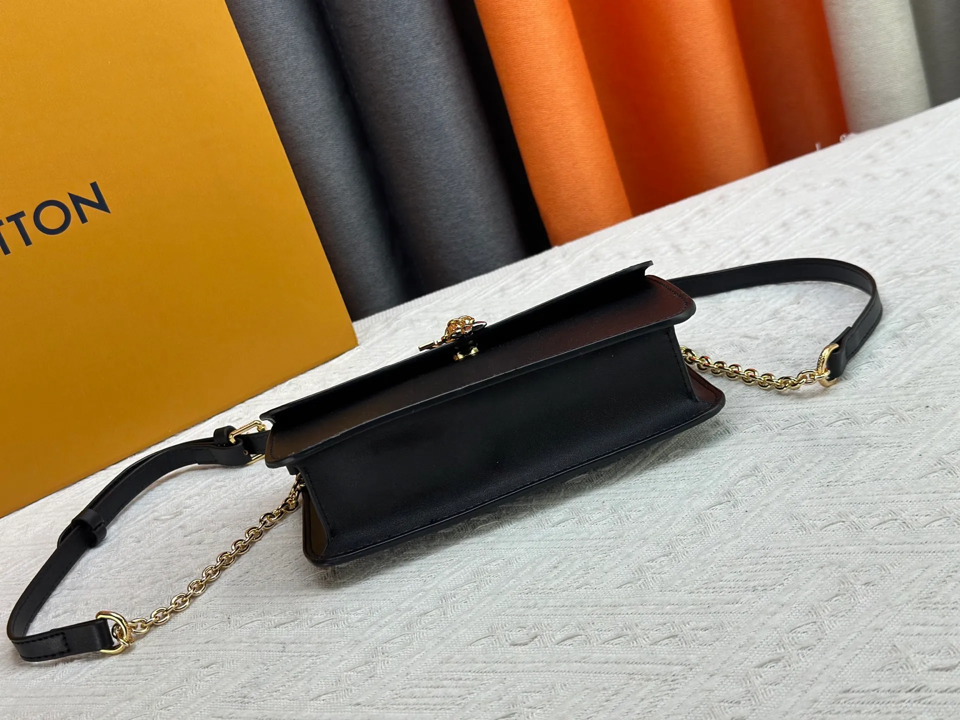 P240 Style number: M14564 This Wallet On Chain handbag is from Louis Vuitton's LV Bloom series. It is cut from cow leather in a fashionable and practical configuration. It's decorated with embellishments inspired by the brand's iconic Monogram pattern. There's plenty of space to store a smartphone, and contrasting metal hardware adds an elegant touch.  11.5 x 4 x 20 cm (height x width x length)