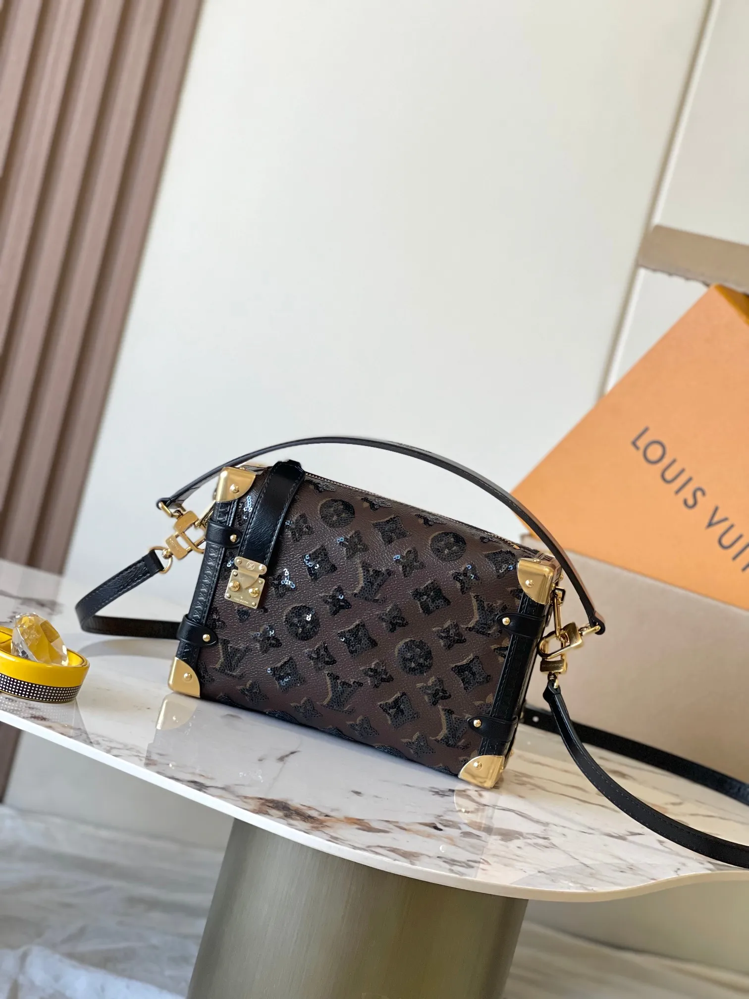 p2140 [Special grade MB163c chip version original leather] [Sac Side Trunk MM] Model: M27036 presbyopic sequins Material: Grade A all-steel hardware, imported original canvas Packing: full set of original duty-free MB packaging Size: 23.5*16*8.5CM