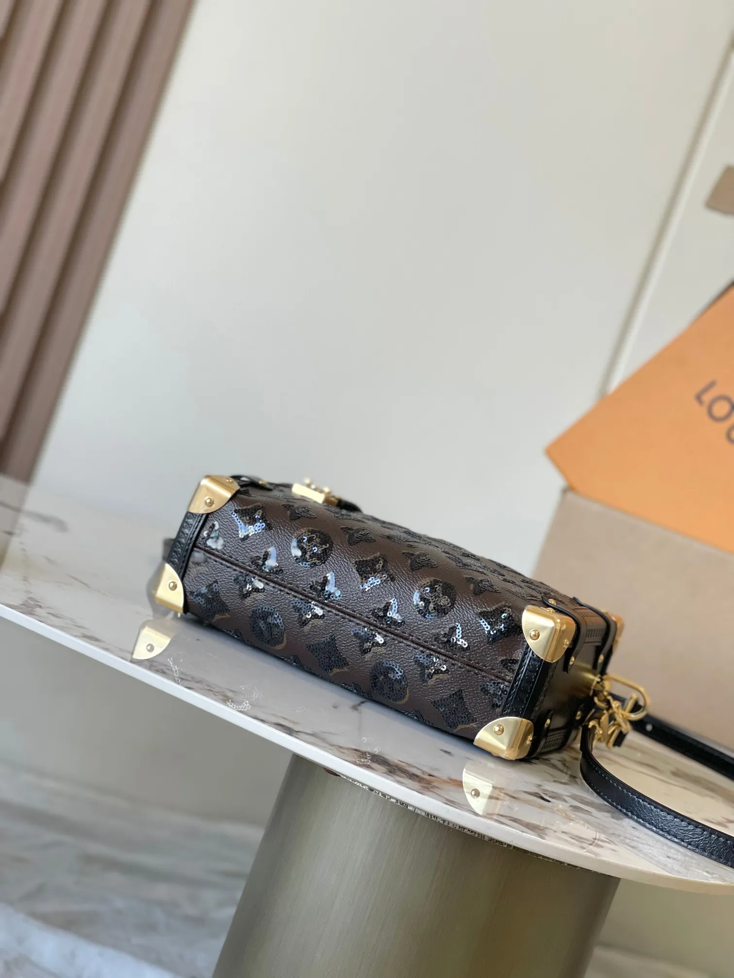 p2140 [Special grade MB163c chip version original leather] [Sac Side Trunk MM] Model: M27036 presbyopic sequins Material: Grade A all-steel hardware, imported original canvas Packing: full set of original duty-free MB packaging Size: 23.5*16*8.5CM