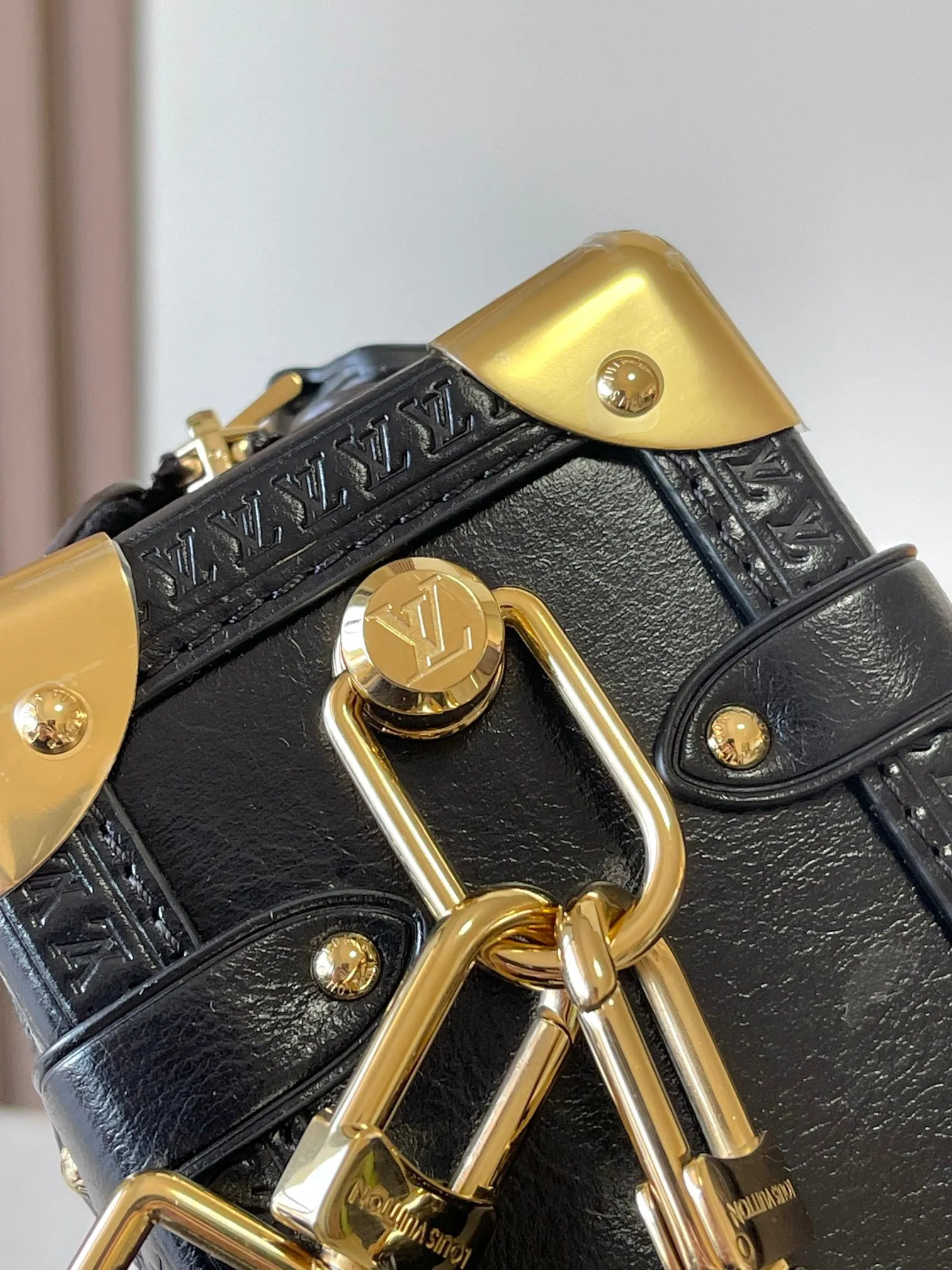p2140 [Special grade MB163c chip version original leather] [Sac Side Trunk MM] Model: M27036 presbyopic sequins Material: Grade A all-steel hardware, imported original canvas Packing: full set of original duty-free MB packaging Size: 23.5*16*8.5CM