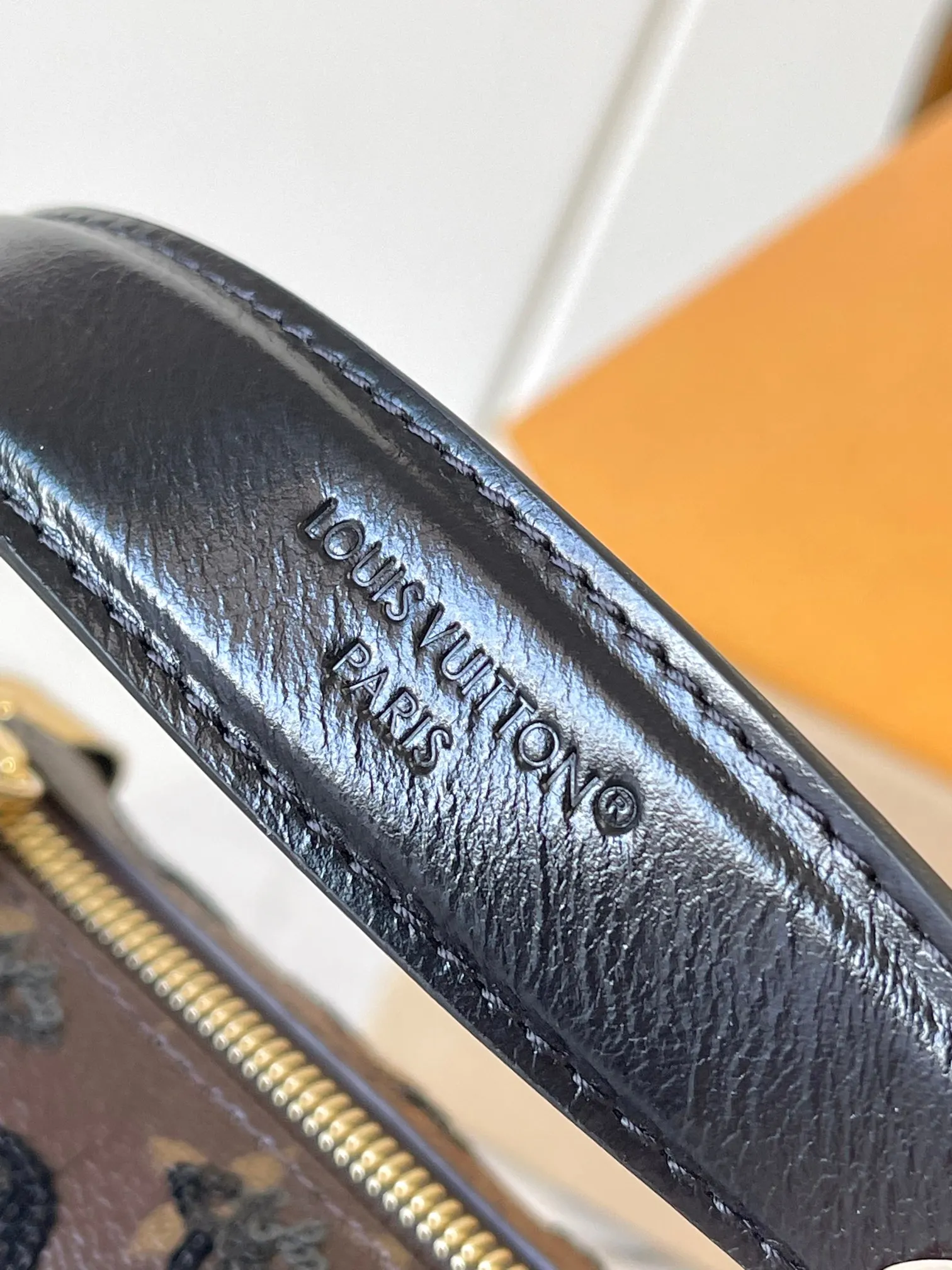 p2140 [Special grade MB163c chip version original leather] [Sac Side Trunk MM] Model: M27036 presbyopic sequins Material: Grade A all-steel hardware, imported original canvas Packing: full set of original duty-free MB packaging Size: 23.5*16*8.5CM