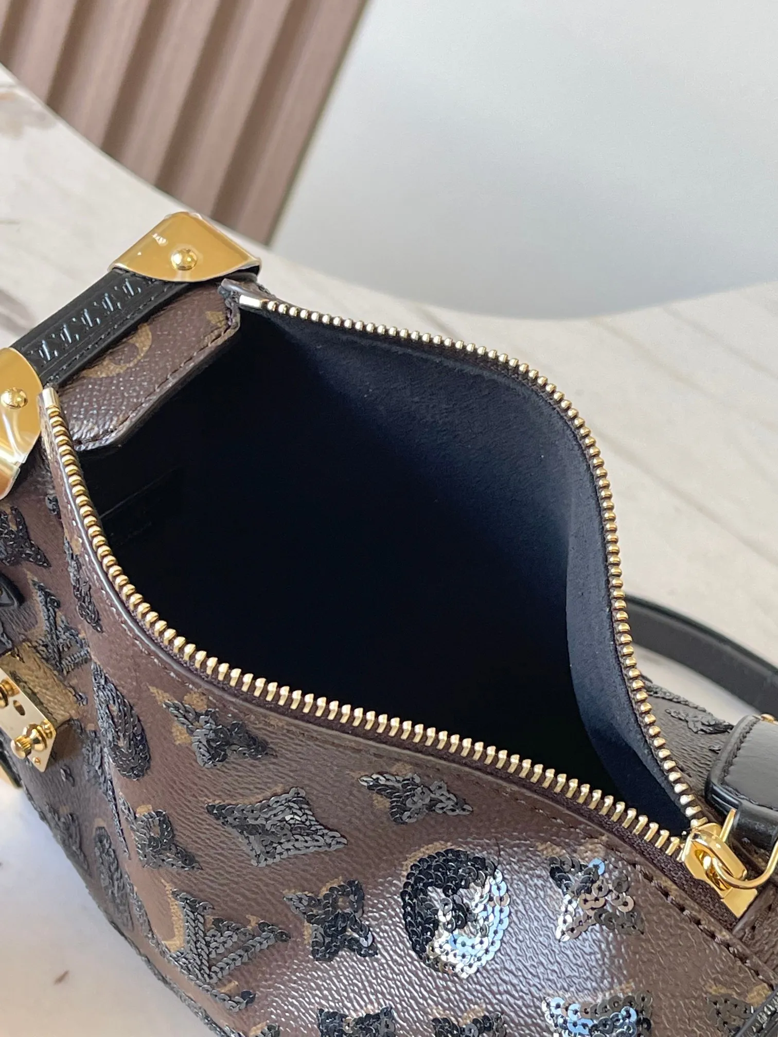 p2140 [Special grade MB163c chip version original leather] [Sac Side Trunk MM] Model: M27036 presbyopic sequins Material: Grade A all-steel hardware, imported original canvas Packing: full set of original duty-free MB packaging Size: 23.5*16*8.5CM