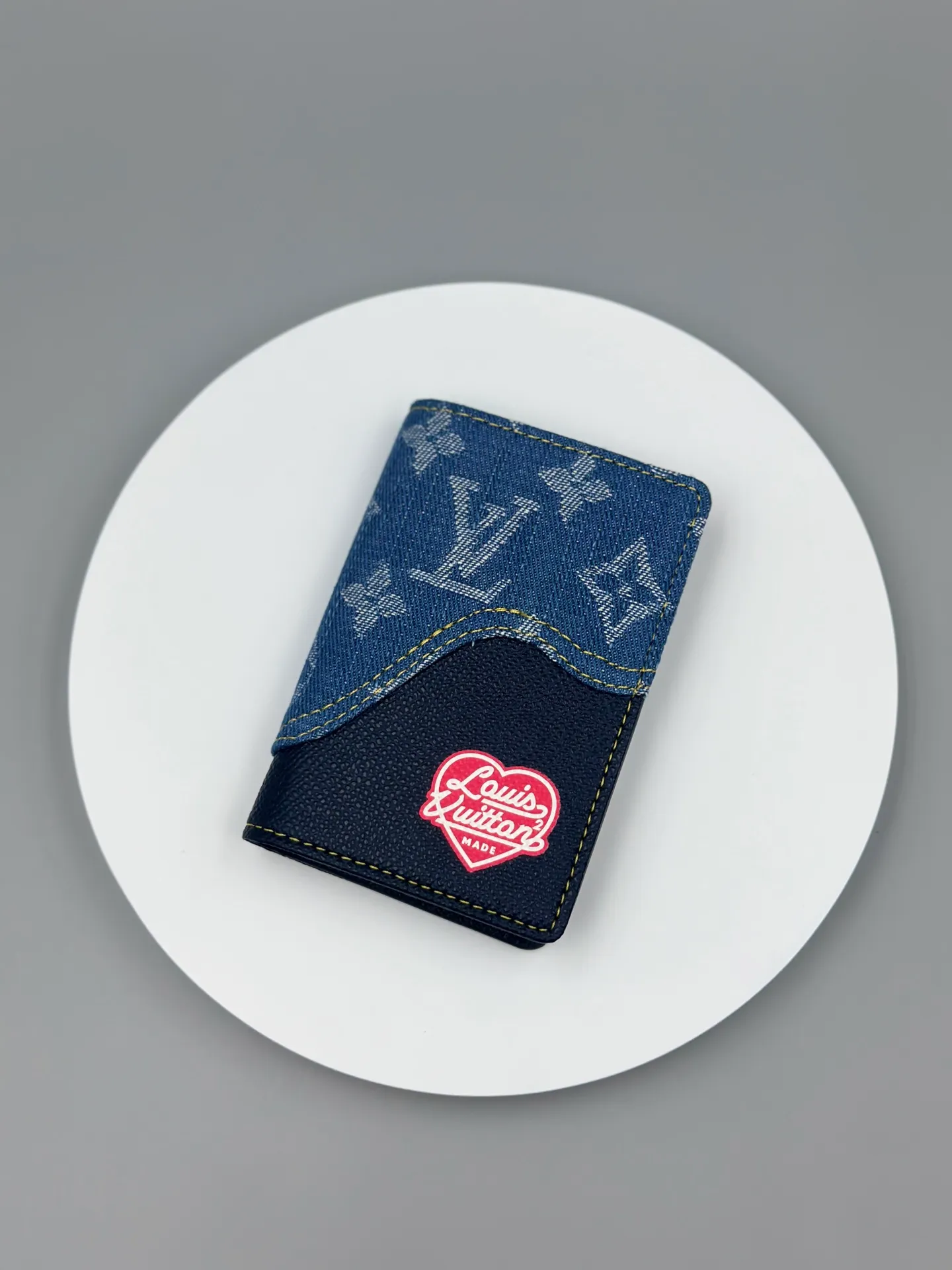 P110 🎀Brand: LV M81015 🎀Color: Black Blue 🎀Size: 8*11*1 🎀Description: [Pocket Wallet] New Card Holder Louis Vuitton and Japanese streetwear designer Nigo once again joined forces for the 2022 early spring series to present the Monogram Drip design for the much-loved pocket wallet. Monogram printed denim looks like water dripping onto grained Taurillon leather, and a new heart-shaped logo focuses attention.