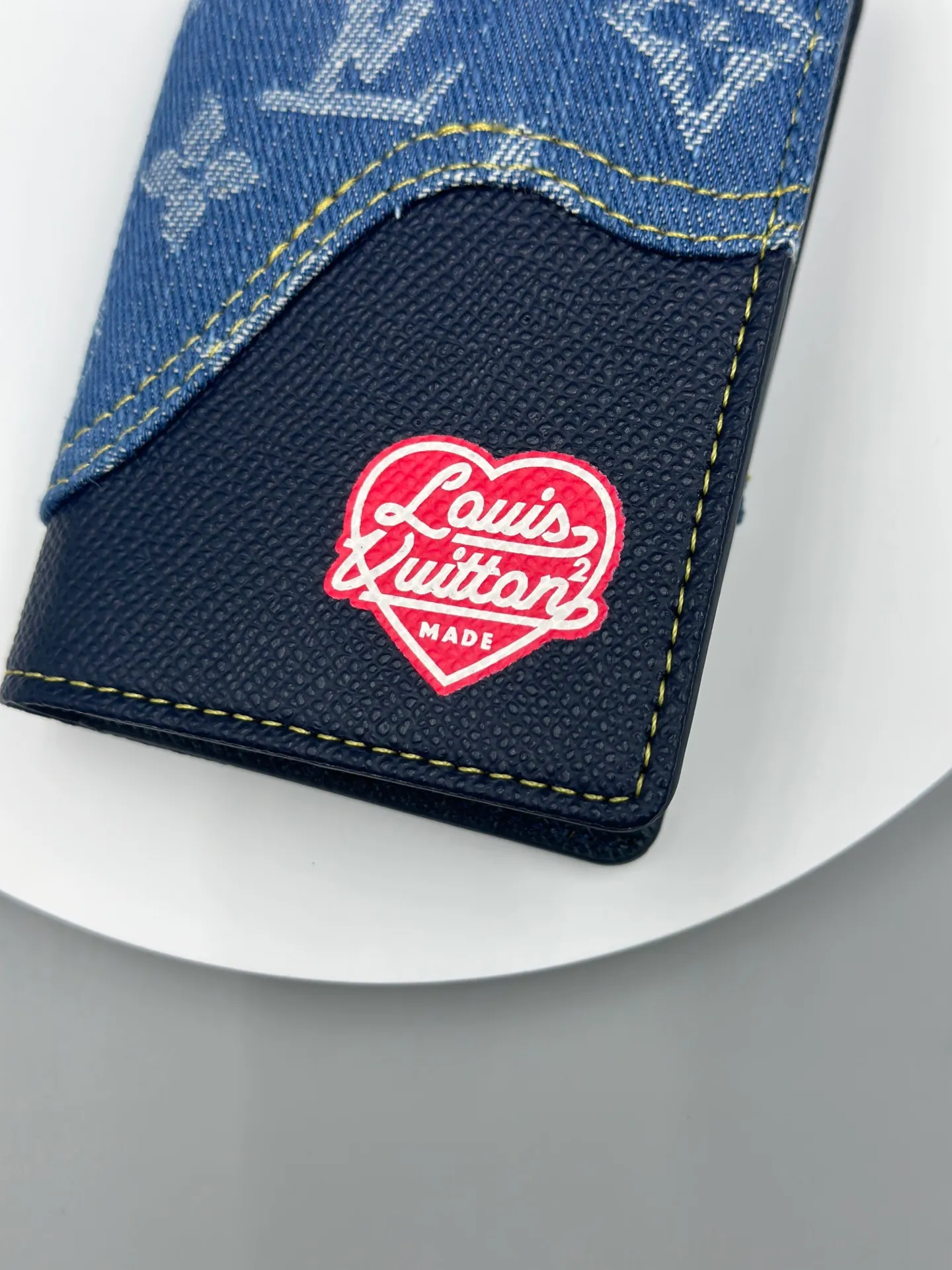P110 🎀Brand: LV M81015 🎀Color: Black Blue 🎀Size: 8*11*1 🎀Description: [Pocket Wallet] New Card Holder Louis Vuitton and Japanese streetwear designer Nigo once again joined forces for the 2022 early spring series to present the Monogram Drip design for the much-loved pocket wallet. Monogram printed denim looks like water dripping onto grained Taurillon leather, and a new heart-shaped logo focuses attention.