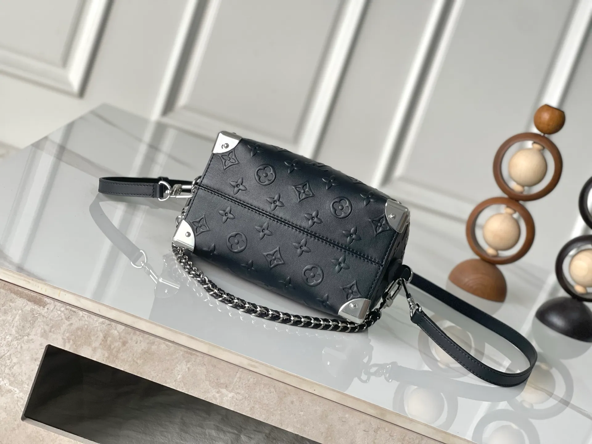 💰1240 (top layer leather) top original order M14575 top original order 163C01 dynamic code change. This OnTheGo small handbag comes from the Monogram Bold series, finishing the 2025 spring and summer show with its neat structure. The Monogram embossed leather bag features dazzling metal hardware and a detachable braided chain. It has ample space to accommodate daily essentials, making it a perfect choice for urban commuting and weekend outings. 25.0 x 19.0 x 11.5 cm (L x H x W) • Cow leather • Cow leather trim • Textile lining • Metal hardware • Holds 11" tablet, 6.7" smartphone, Sarah long wallet, notebook, books, sunglasses and keys • Shoulder strap: removable, adjustable • Half-length strap: 48.0 cm • Half-length strap adjustable to: 52.0 cm • Handle: Double handle