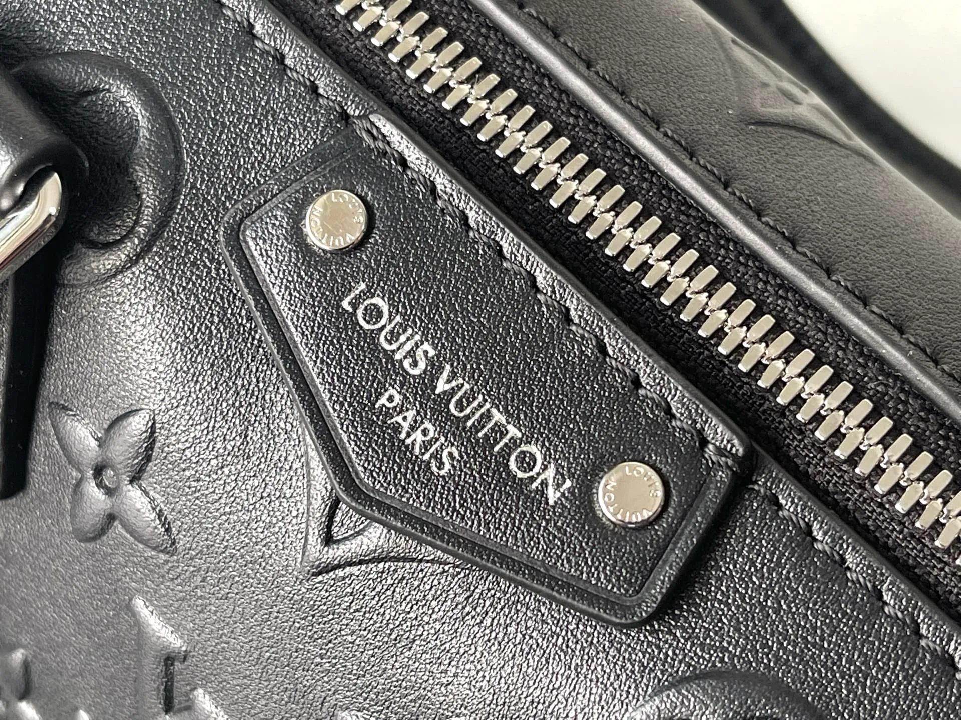 💰1240 (top layer leather) top original order M14575 top original order 163C01 dynamic code change. This OnTheGo small handbag comes from the Monogram Bold series, finishing the 2025 spring and summer show with its neat structure. The Monogram embossed leather bag features dazzling metal hardware and a detachable braided chain. It has ample space to accommodate daily essentials, making it a perfect choice for urban commuting and weekend outings. 25.0 x 19.0 x 11.5 cm (L x H x W) • Cow leather • Cow leather trim • Textile lining • Metal hardware • Holds 11" tablet, 6.7" smartphone, Sarah long wallet, notebook, books, sunglasses and keys • Shoulder strap: removable, adjustable • Half-length strap: 48.0 cm • Half-length strap adjustable to: 52.0 cm • Handle: Double handle