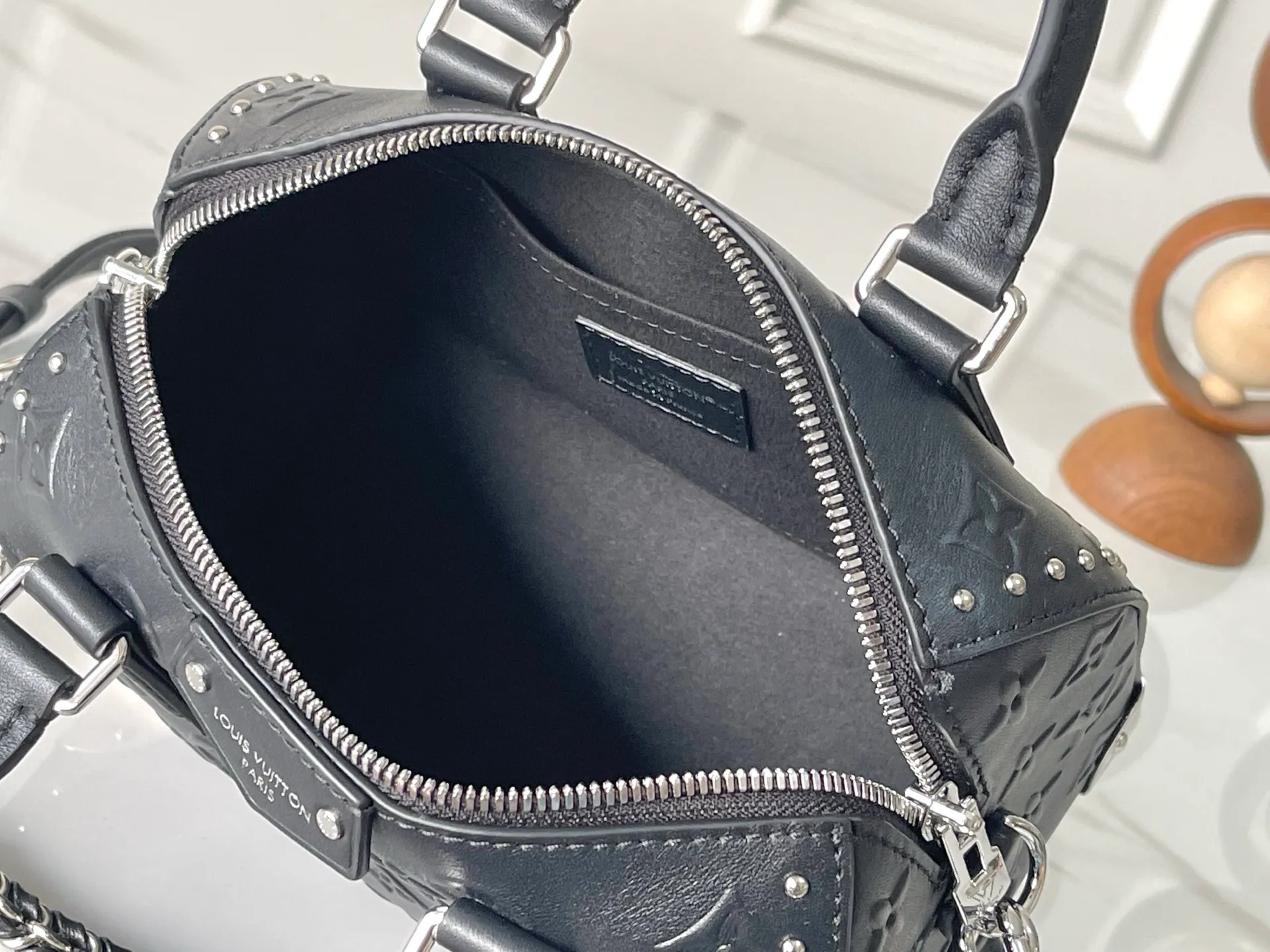 💰1240 (top layer leather) top original order M14575 top original order 163C01 dynamic code change. This OnTheGo small handbag comes from the Monogram Bold series, finishing the 2025 spring and summer show with its neat structure. The Monogram embossed leather bag features dazzling metal hardware and a detachable braided chain. It has ample space to accommodate daily essentials, making it a perfect choice for urban commuting and weekend outings. 25.0 x 19.0 x 11.5 cm (L x H x W) • Cow leather • Cow leather trim • Textile lining • Metal hardware • Holds 11" tablet, 6.7" smartphone, Sarah long wallet, notebook, books, sunglasses and keys • Shoulder strap: removable, adjustable • Half-length strap: 48.0 cm • Half-length strap adjustable to: 52.0 cm • Handle: Double handle