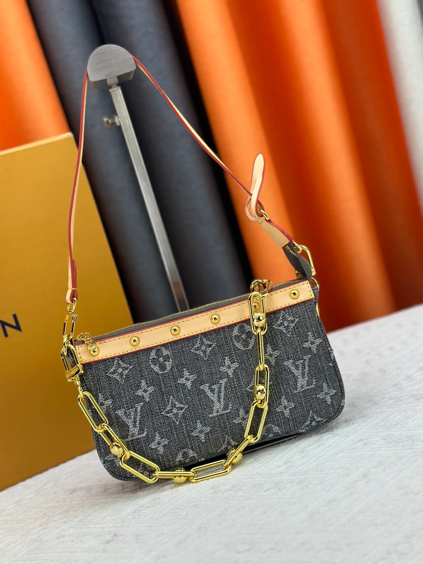 P230 M13404 Denim Denim This Pochette Accessoires handbag is made of coated canvas and uses colorful Monogram patterns to interpret the smart style of the Louis Vuitton x Murakami cross-border collaboration series. Calf leather trim and dazzling hardware add to the sophisticated details, while the detachable shoulder strap and chain provide flexible carry. Size: 22x13x4cm