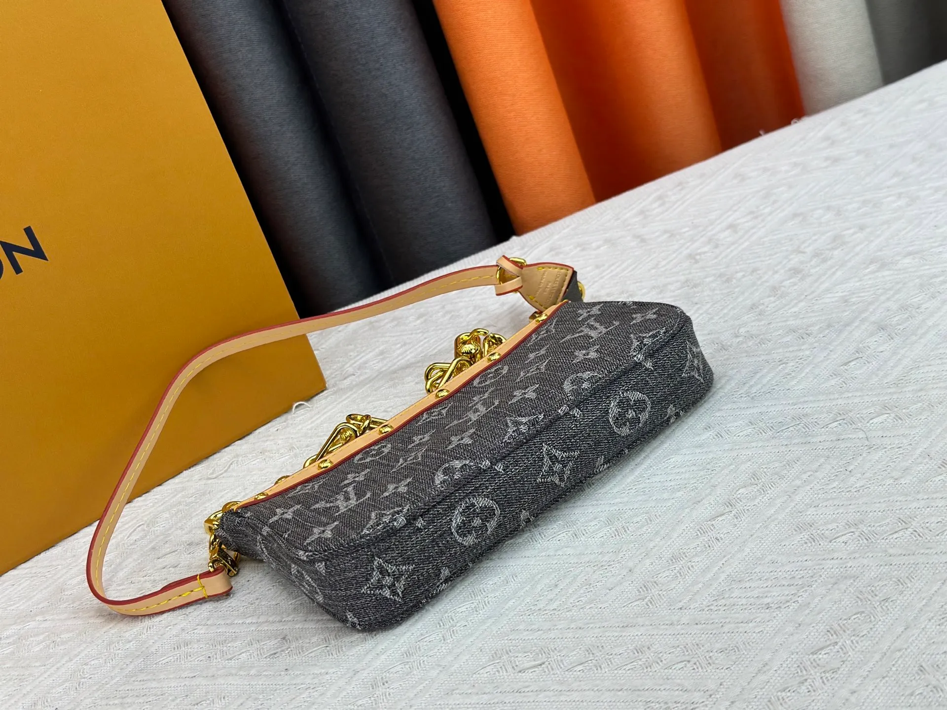 P230 M13404 Denim Denim This Pochette Accessoires handbag is made of coated canvas and uses colorful Monogram patterns to interpret the smart style of the Louis Vuitton x Murakami cross-border collaboration series. Calf leather trim and dazzling hardware add to the sophisticated details, while the detachable shoulder strap and chain provide flexible carry. Size: 22x13x4cm