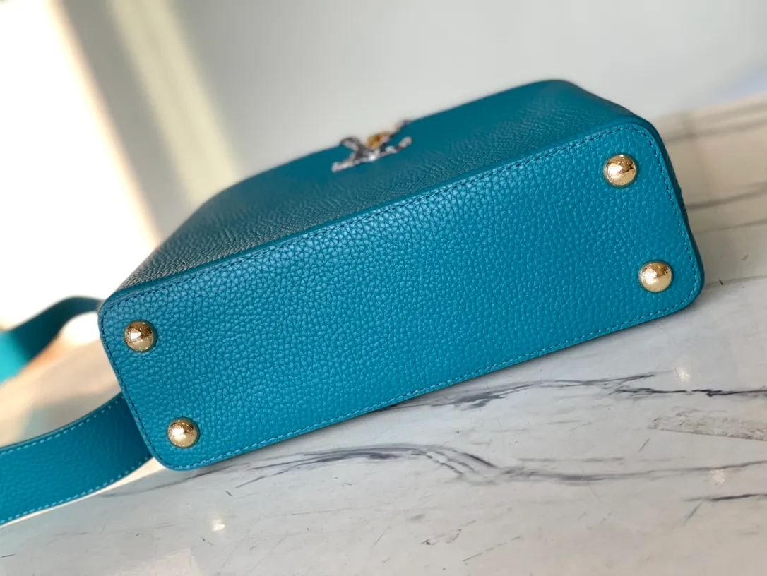 💰2560 (special grade original leather) top original single N99387/M48865 blue snake shoulder This Capucines BB size handbag is made of full-grain Taurillon leather and has a sophisticated structure. It has a top handle, two-style flap and a logo outlined in python snakeskin. It is a gorgeous choice for day and night. The detachable wide shoulder strap can be carried on the shoulder or crossbody for a avant-garde look. Size: 27*18*9cm