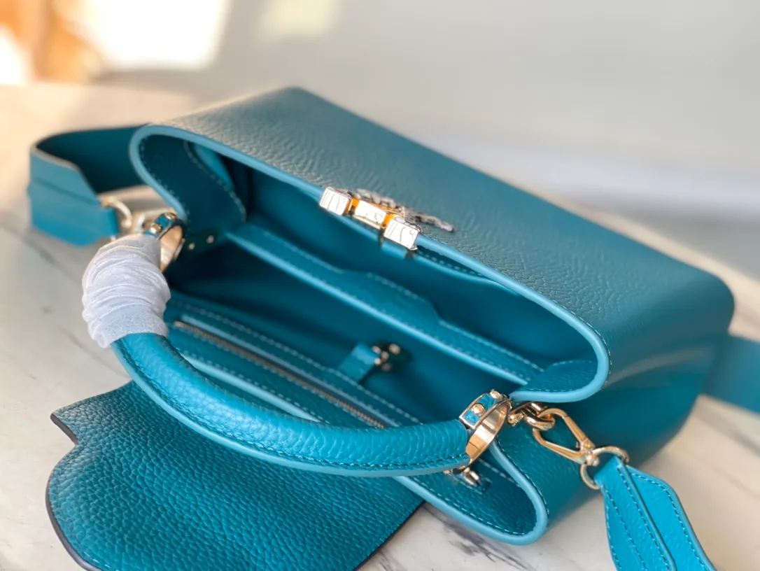 💰2560 (special grade original leather) top original single N99387/M48865 blue snake shoulder This Capucines BB size handbag is made of full-grain Taurillon leather and has a sophisticated structure. It has a top handle, two-style flap and a logo outlined in python snakeskin. It is a gorgeous choice for day and night. The detachable wide shoulder strap can be carried on the shoulder or crossbody for a avant-garde look. Size: 27*18*9cm