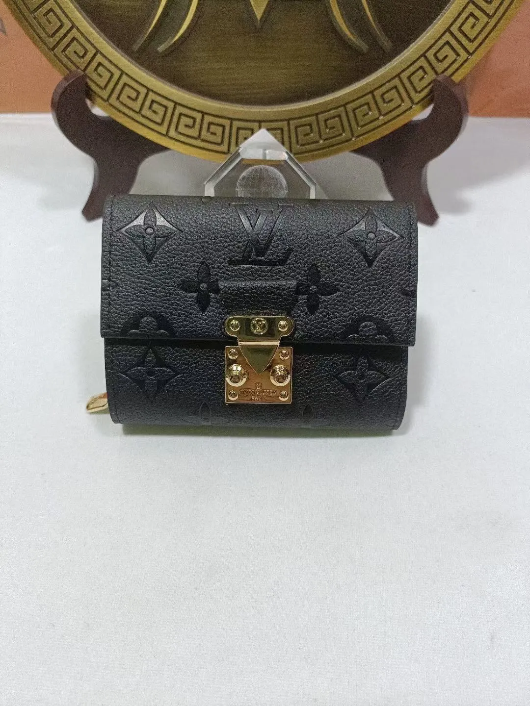 P160💰M80880 M81071 This Métis small wallet is made of soft Monogram Empreinte leather and decorated with the classic Monogram pattern, inspired by the Métis leather goods series. The wallet's flap is secured with a mini S-lock, a nod to traditional Louis Vuitton luggage. Compact yet practical, the wallet features a zippered accordion coin purse, two patch pockets and six credit card slots. Dimensions: 11.5 x 8.5 x 4 cm