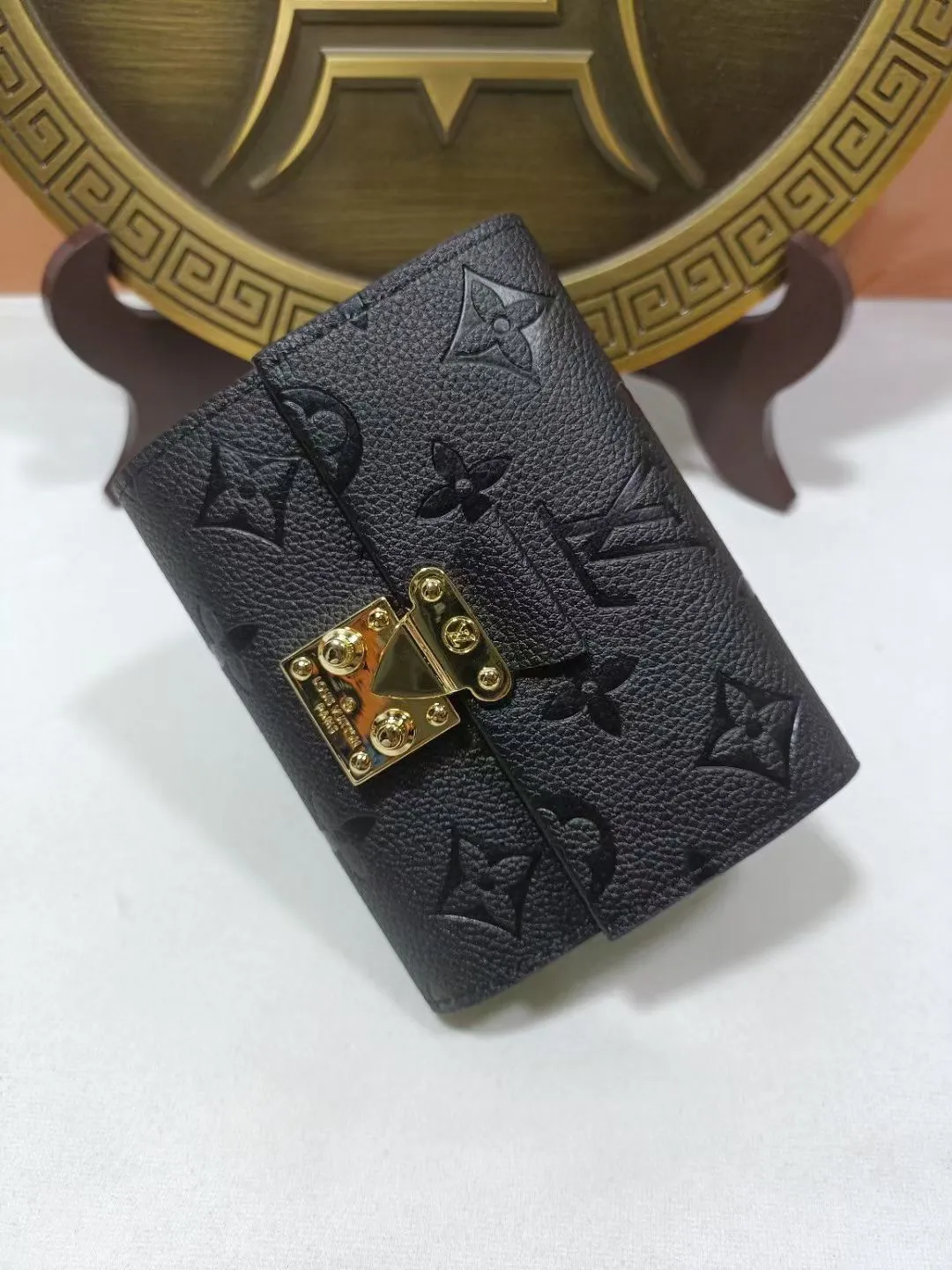 P160💰M80880 M81071 This Métis small wallet is made of soft Monogram Empreinte leather and decorated with the classic Monogram pattern, inspired by the Métis leather goods series. The wallet's flap is secured with a mini S-lock, a nod to traditional Louis Vuitton luggage. Compact yet practical, the wallet features a zippered accordion coin purse, two patch pockets and six credit card slots. Dimensions: 11.5 x 8.5 x 4 cm