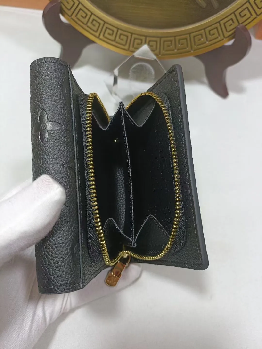 P160💰M80880 M81071 This Métis small wallet is made of soft Monogram Empreinte leather and decorated with the classic Monogram pattern, inspired by the Métis leather goods series. The wallet's flap is secured with a mini S-lock, a nod to traditional Louis Vuitton luggage. Compact yet practical, the wallet features a zippered accordion coin purse, two patch pockets and six credit card slots. Dimensions: 11.5 x 8.5 x 4 cm
