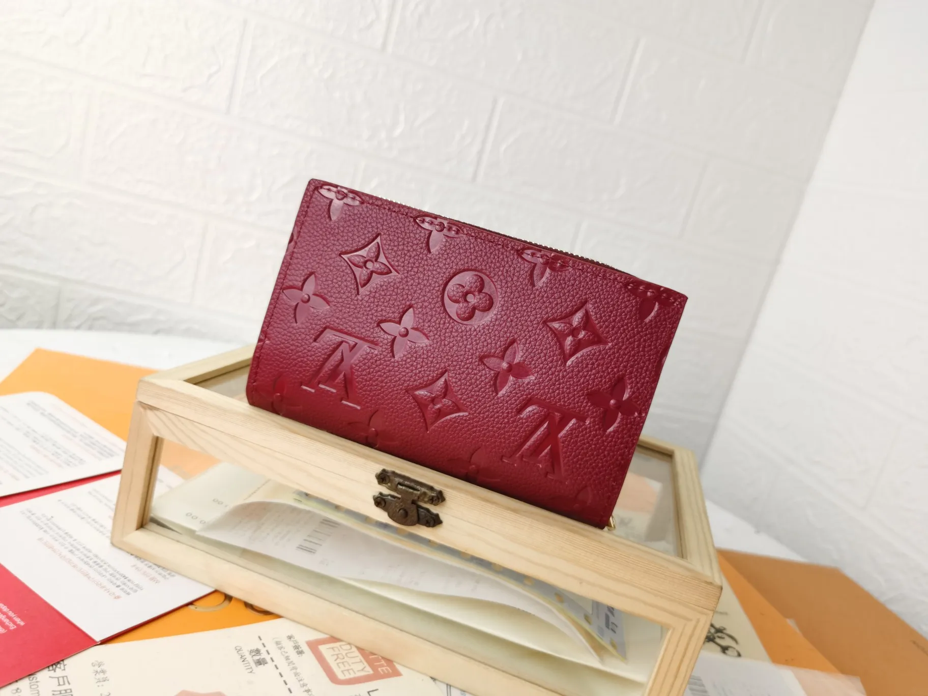 P150💰Top original version💎[Real shot with home background]M86366 Diamond Pattern Series This checkered wallet that combines a variety of styles is made of canvas and can carry credit cards, banknotes, and money with you. The eye-catching buckle is engraved with the Louis Vuitton signature, and the gorgeous gold-toned brass rivets add sophistication. Size: 13✖9cm