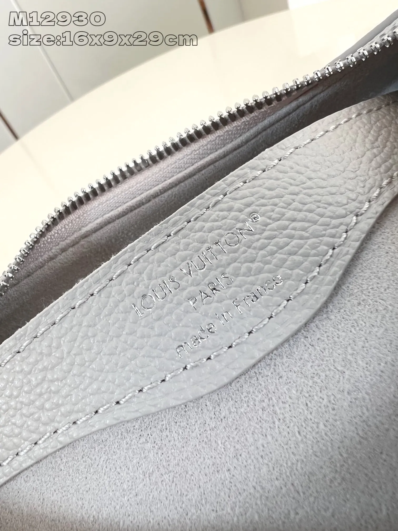 💰1180 (top layer leather) top original order [Exclusive real shot M12930 taro purple silk screen printing] M14211 This Boulog reinterprets the iconic design that can be flexibly used with Monogram Embossed leather material. Like existing designs made of canvas, it can be used in a variety of styles. Can store larger smartphones. Has interior flat pocket. A soft chain woven with gold hardware creates a high-class and strong atmosphere. 16 x 9.5 x 29 cm (HxWxL)