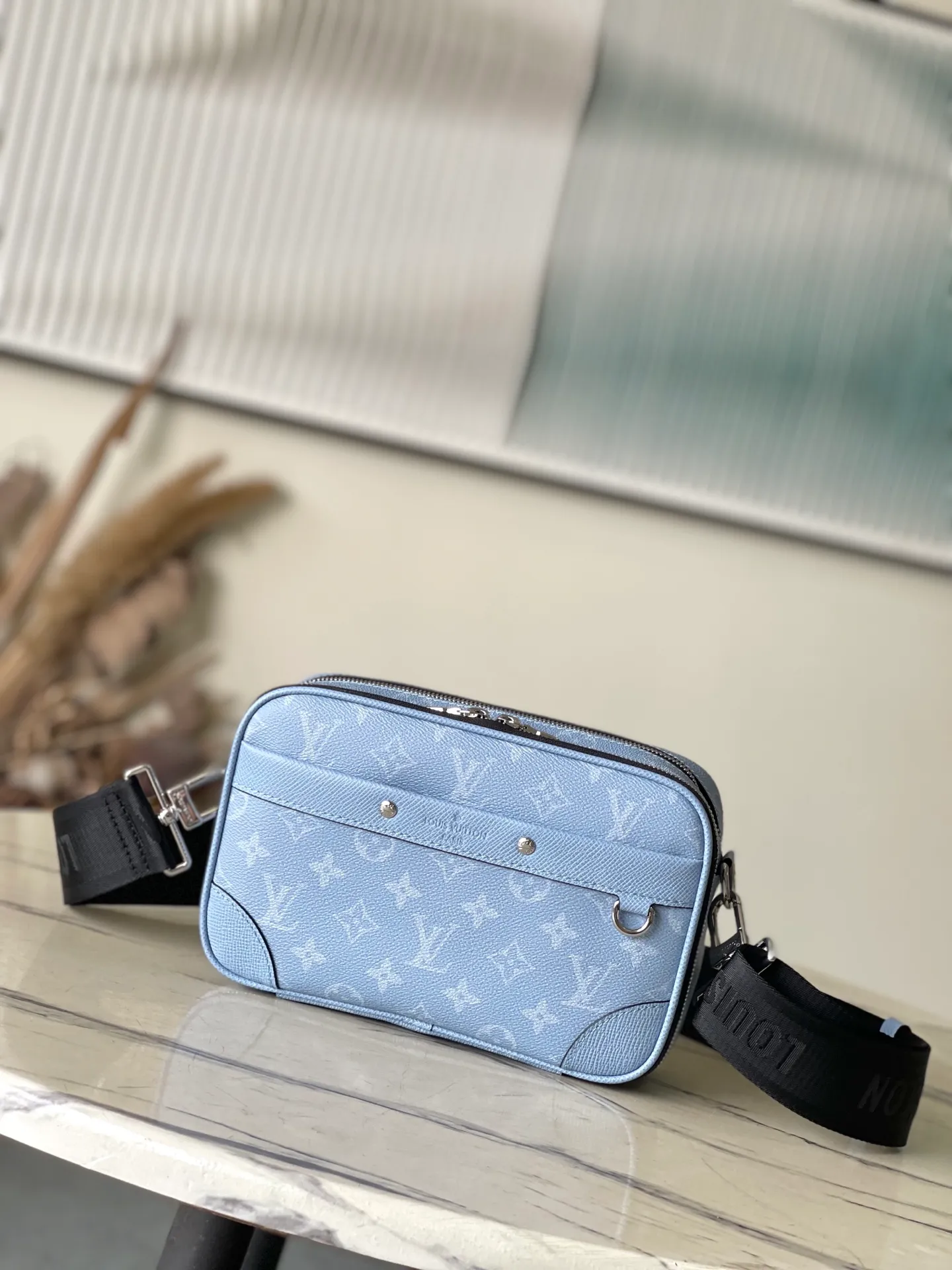 💰860 Top Original Order M14073 This Alpha messenger bag is made of Talga cow leather and Monogram coated canvas dyed in bright colors. Its exquisite design adds a modern choice for urban travel. The boxy shape, reinforced corners and front rivets pay homage to Louis Vuitton's trunk-making heritage, while separate zippered compartments make it easy to organize daily essentials. Dimensions: 24 × 16 × 8 cm