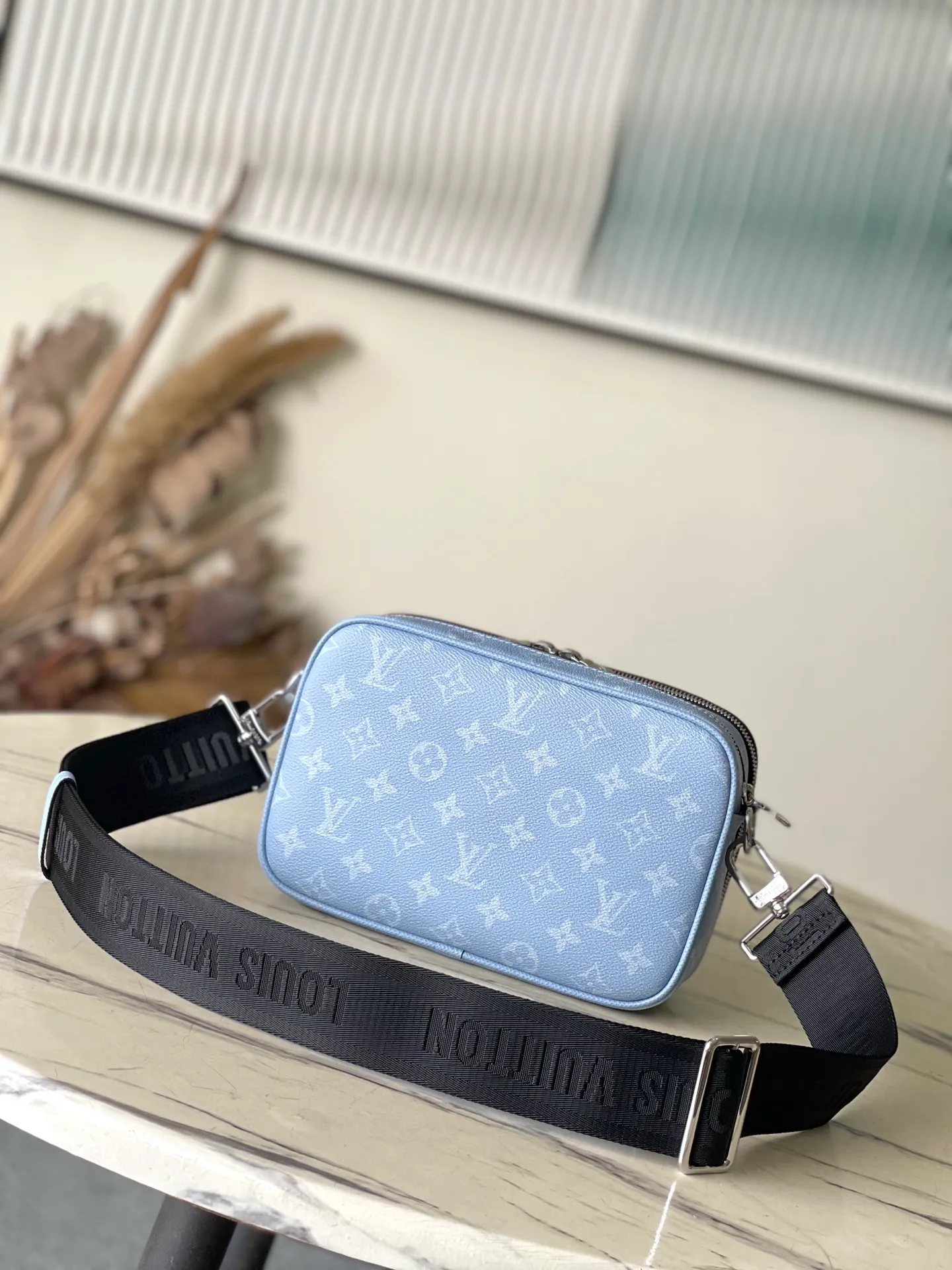 💰860 Top Original Order M14073 This Alpha messenger bag is made of Talga cow leather and Monogram coated canvas dyed in bright colors. Its exquisite design adds a modern choice for urban travel. The boxy shape, reinforced corners and front rivets pay homage to Louis Vuitton's trunk-making heritage, while separate zippered compartments make it easy to organize daily essentials. Dimensions: 24 × 16 × 8 cm