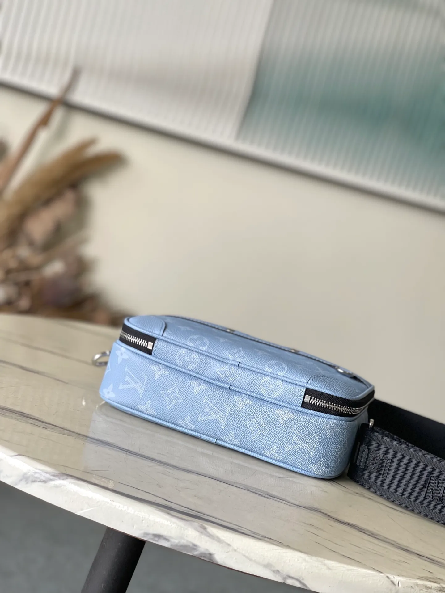 💰860 Top Original Order M14073 This Alpha messenger bag is made of Talga cow leather and Monogram coated canvas dyed in bright colors. Its exquisite design adds a modern choice for urban travel. The boxy shape, reinforced corners and front rivets pay homage to Louis Vuitton's trunk-making heritage, while separate zippered compartments make it easy to organize daily essentials. Dimensions: 24 × 16 × 8 cm