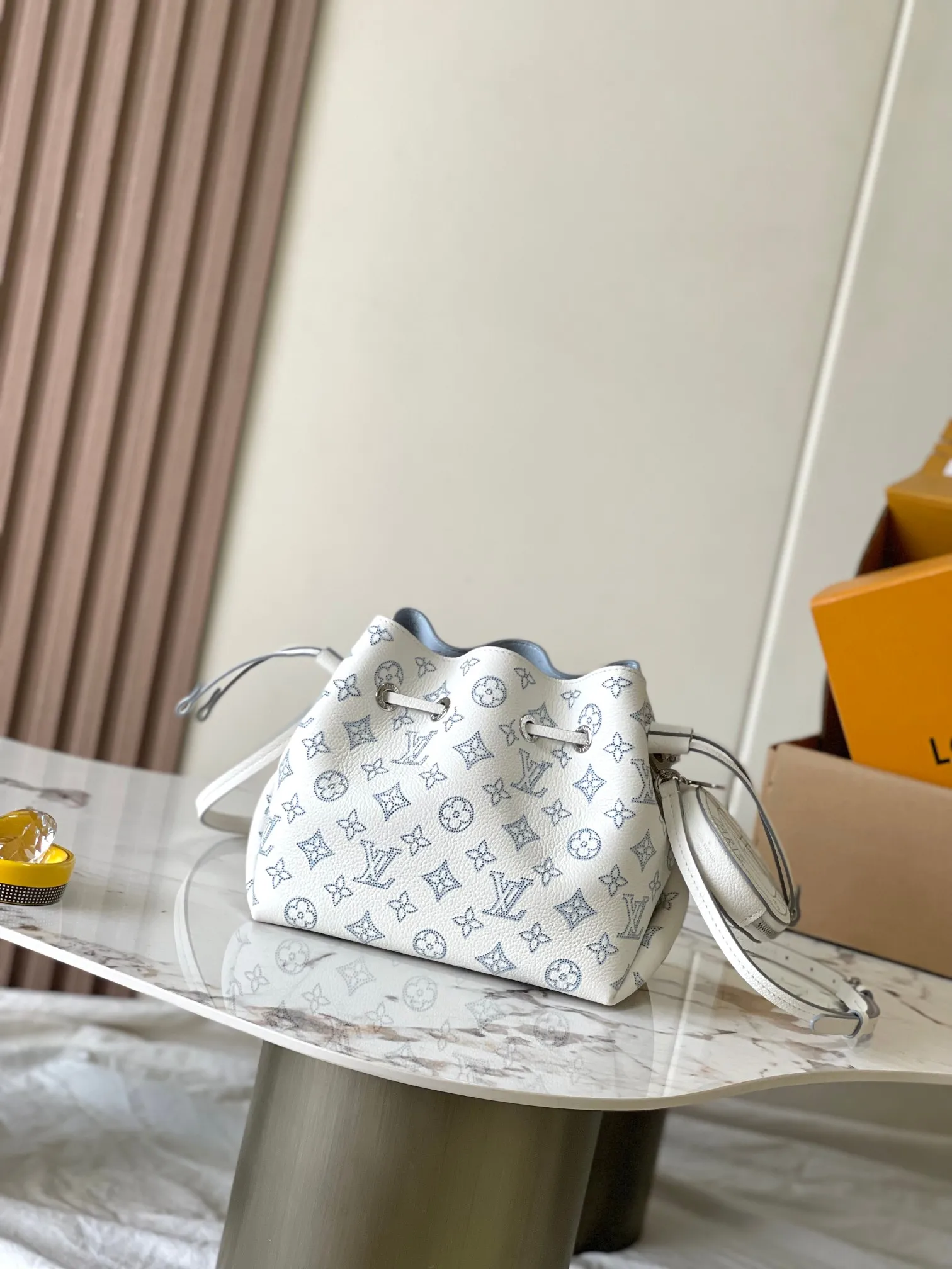 p2400 [Special grade MB chip version original leather] Full leather bucket bag series BELLA handbag This Bella Ys bucket bag is made of engraved cow leather, model: M11736 white dynamic chip version Material: A-grade all-steel hardware, imported original fabric Packaging: full set of original duty-free MB packaging Size: 19*22*14C