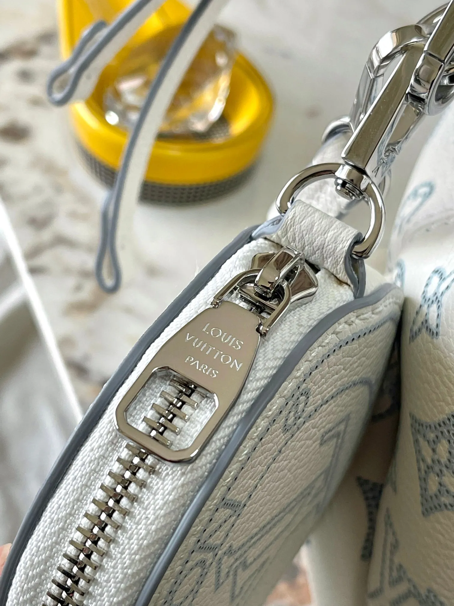 p2400 [Special grade MB chip version original leather] Full leather bucket bag series BELLA handbag This Bella Ys bucket bag is made of engraved cow leather, model: M11736 white dynamic chip version Material: A-grade all-steel hardware, imported original fabric Packaging: full set of original duty-free MB packaging Size: 19*22*14C