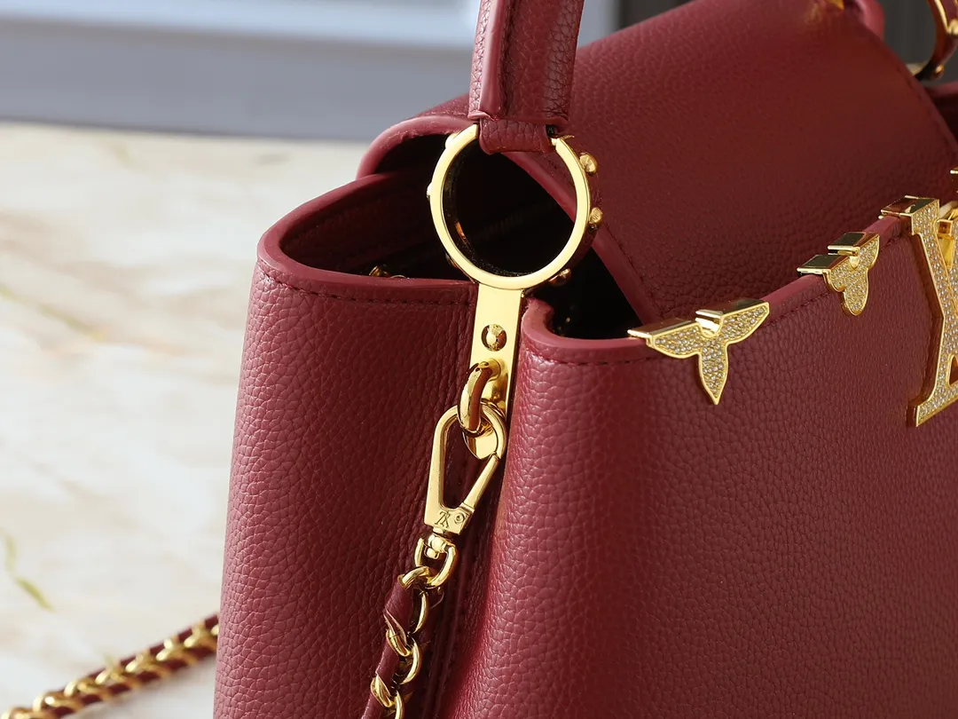 💰440💰Guangzhou goods Upgraded from the original M24583 M24584 M24585 Gold and diamond corolla This Capucines Flower Crown handbag is made of full-grain Taurillon leather and is embellished with Monogram flowers. Each flower is shaped by exquisite crystal diamonds. The LV logo and flowers echo each other, giving this soft handbag a jewel-like luster. Use the detachable shoulder strap cleverly to switch between shoulder and crossbody. Dimensions: 31.5 x 20.0 x 11.0 cm