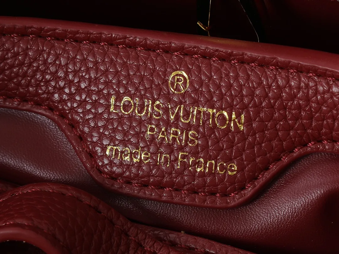 💰440💰Guangzhou goods Upgraded from the original M24583 M24584 M24585 Gold and diamond corolla This Capucines Flower Crown handbag is made of full-grain Taurillon leather and is embellished with Monogram flowers. Each flower is shaped by exquisite crystal diamonds. The LV logo and flowers echo each other, giving this soft handbag a jewel-like luster. Use the detachable shoulder strap cleverly to switch between shoulder and crossbody. Dimensions: 31.5 x 20.0 x 11.0 cm
