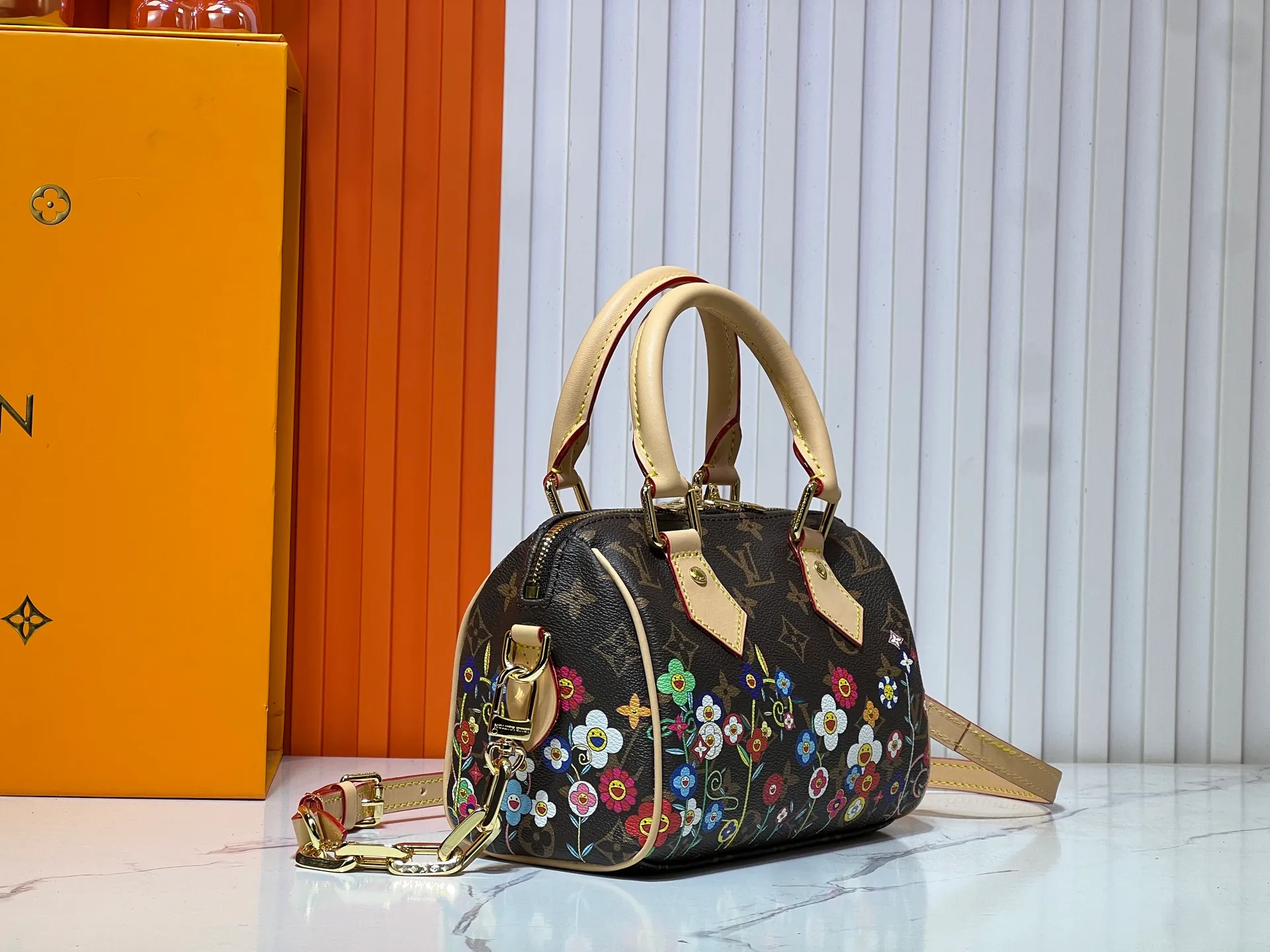 Batch 320💰M45957.M58953 Discolored yellow leather This Speedy Bandoulière 20 handbag is made of Monogram canvas, cow leather trim and fabric lining. It continues the classic design of the Louis Vuitton Speedy travel bag in a compact size. It is equipped with rolled leather handles and a detachable and adjustable fabric shoulder strap embellished with the brand's logo texture. Detailed features 20.5 x 13.5 x 12 cm (length x height x width)