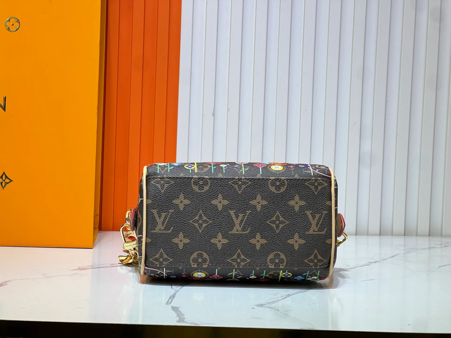 Batch 320💰M45957.M58953 Discolored yellow leather This Speedy Bandoulière 20 handbag is made of Monogram canvas, cow leather trim and fabric lining. It continues the classic design of the Louis Vuitton Speedy travel bag in a compact size. It is equipped with rolled leather handles and a detachable and adjustable fabric shoulder strap embellished with the brand's logo texture. Detailed features 20.5 x 13.5 x 12 cm (length x height x width)