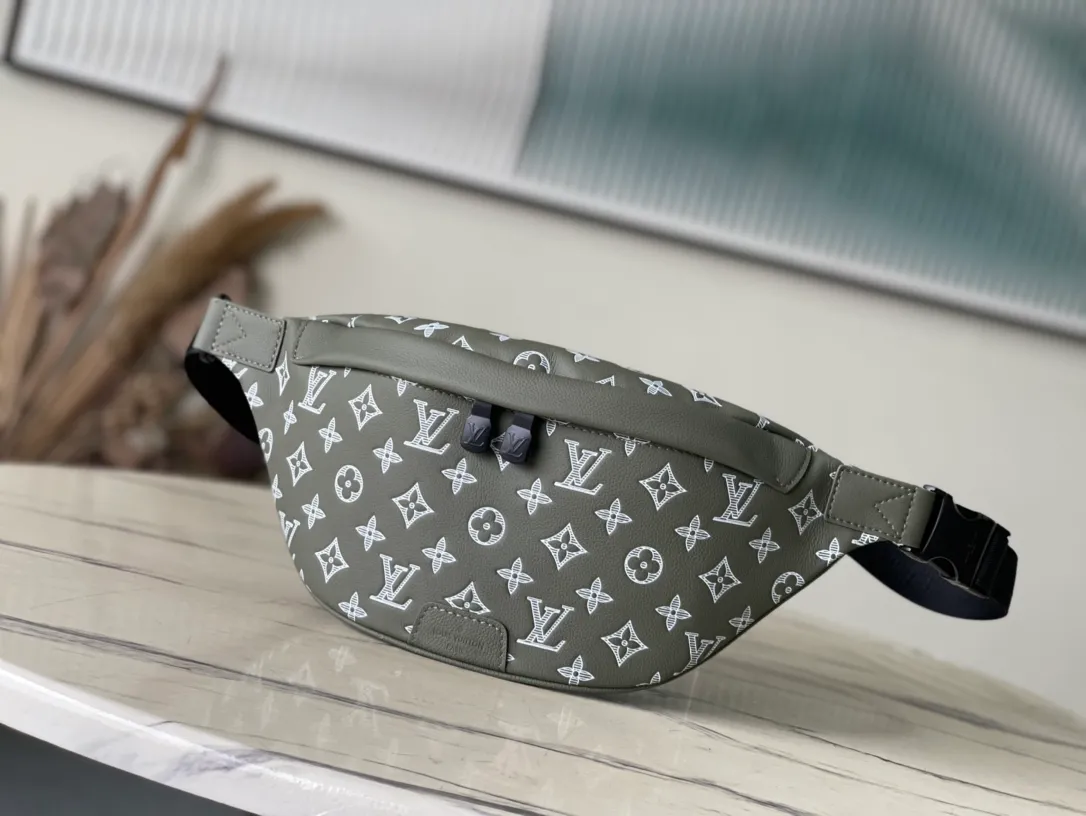 💰1000 (top layer leather) top original order M12508 This Discovery waist bag is made of Monogram Shadow embossed cow leather, with distinctive tones to highlight the Monogram pattern. Multiple pockets and dual zipper closures make it easy to carry small items, and an exterior rear patch pocket keeps valuables secure. The adjustable strap can be worn around the waist or worn on the shoulder or cross-body. Dimensions: 44 × 15 × 9 cm