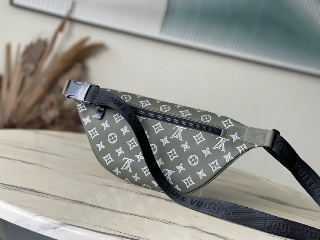 💰1000 (top layer leather) top original order M12508 This Discovery waist bag is made of Monogram Shadow embossed cow leather, with distinctive tones to highlight the Monogram pattern. Multiple pockets and dual zipper closures make it easy to carry small items, and an exterior rear patch pocket keeps valuables secure. The adjustable strap can be worn around the waist or worn on the shoulder or cross-body. Dimensions: 44 × 15 × 9 cm