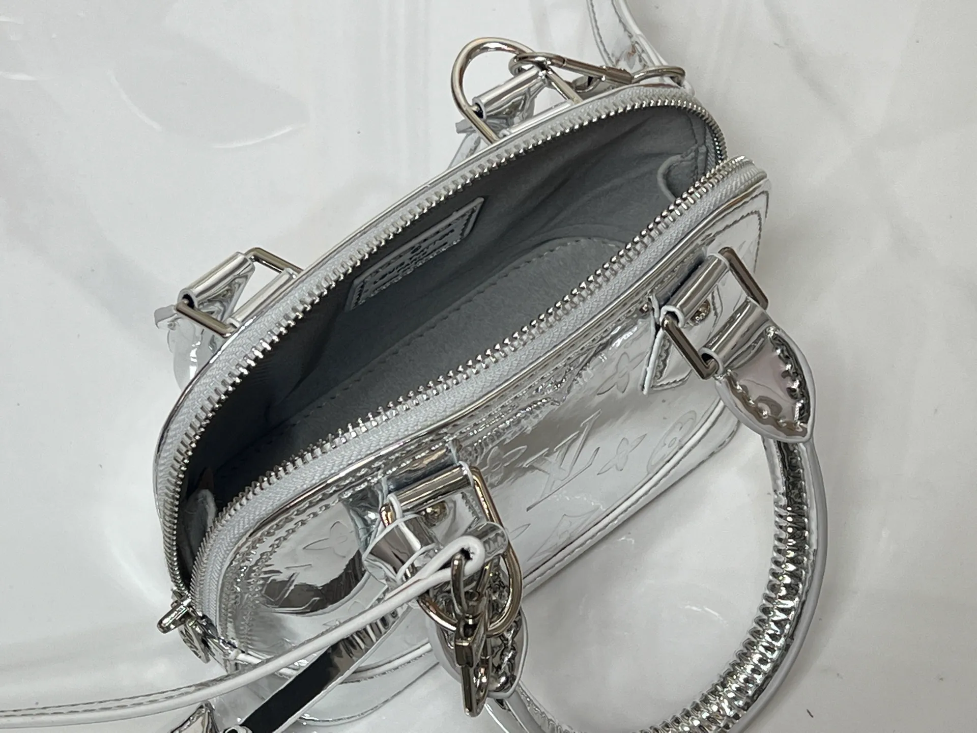 Batch 260💰M11835 M53152 82717 90611 The Alma mini handbag of the LVSki series draws inspiration from the Louis Vuitton archive hard box, rendering a new Monogram Miroir effect on the Monogram embossed coated canvas, highlighting the concept of retro futurism. Spacious interior patch pockets ensure organized storage. Size: 18x12x8cm