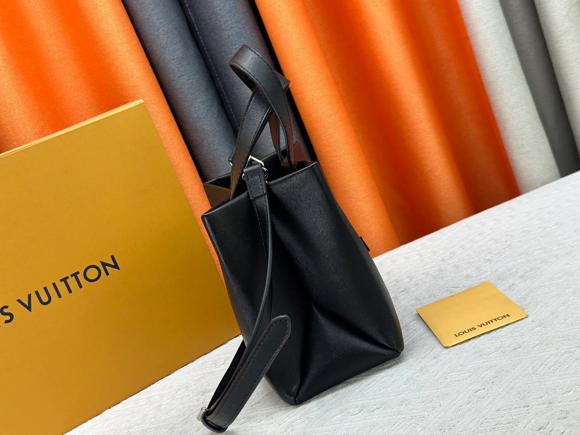 P260 M13940 Presbyopia Orange Black Green Pink PHARREL and NIGO collection's joint series top original order This Shopper medium handbag draws inspiration from Louis Vuitton shopping bags, with the words Louis Vuitton and Maison Fondée En 1854 written on soft cow leather, with a top handle and a detachable shoulder strap. 25x19x11 • Cow leather • Cow leather trim • Textile lining • Metal hardware • Musketon closure • Main compartment • Zip pocket • Double patch pockets • Handles: Double handle