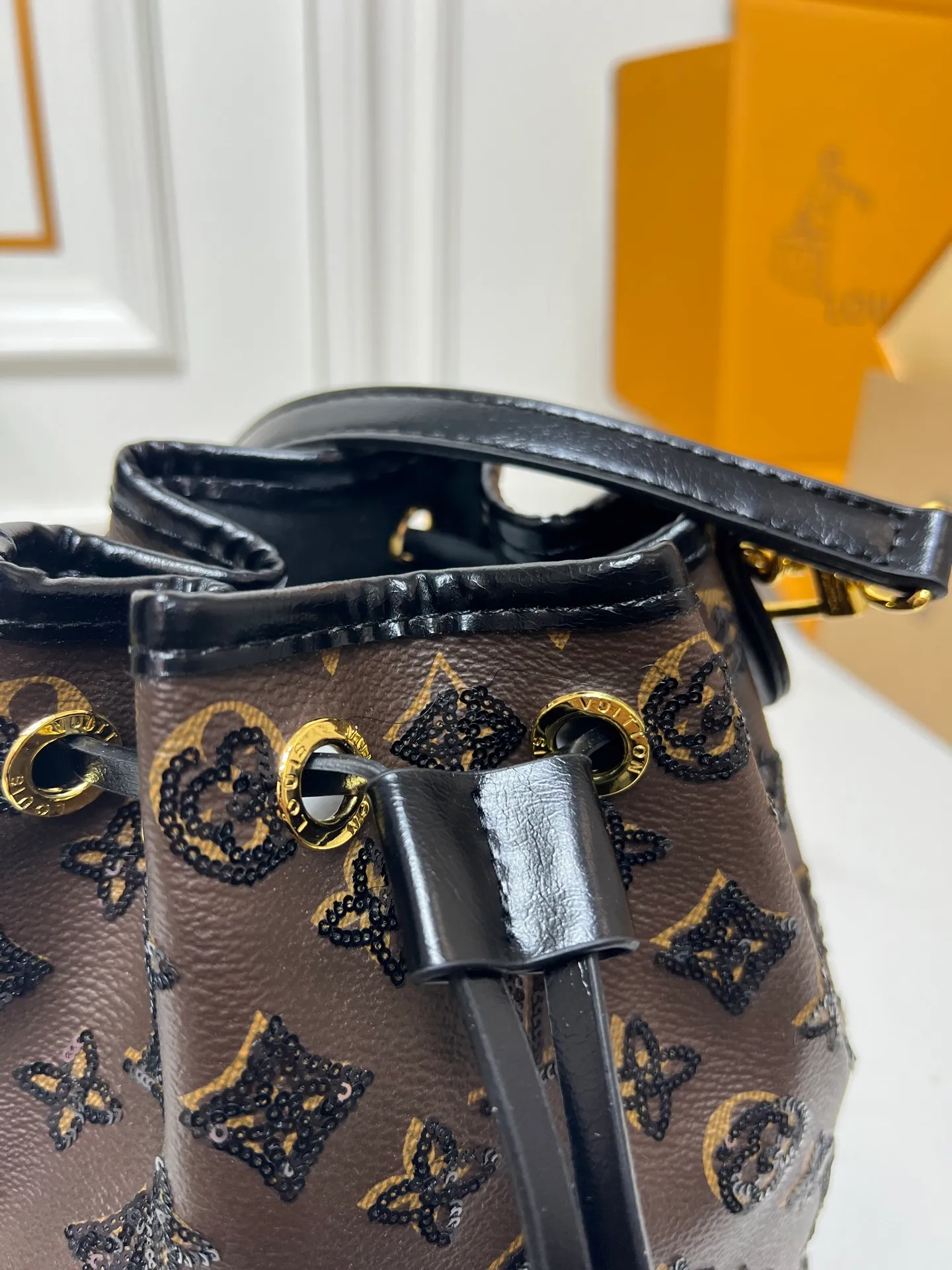 ￥280 LV Mini Bucket Bag Over the years until today, sequined bucket bags have made huge waves in the fashion world. The trend has never weakened, but has become stronger and stronger. From fashion shows to big brand new product launches, from celebrities’ fashion parties to celebrity street shoots, from Internet celebrity shows to fashion bloggers planting grass, you can find that bucket bags have become a favorite in the fashion industry! Sizes 20-18-6 Item No. 26284w