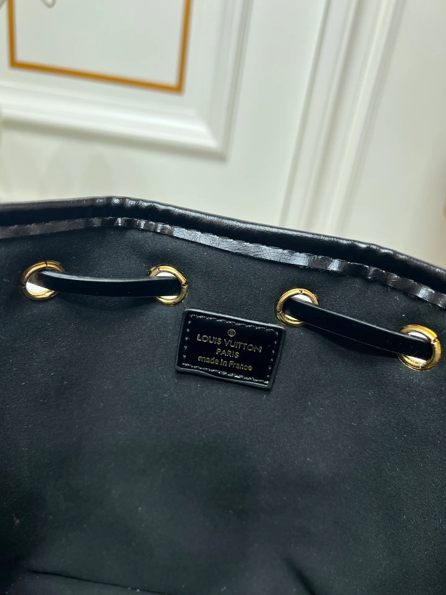 ￥280 LV Mini Bucket Bag Over the years until today, sequined bucket bags have made huge waves in the fashion world. The trend has never weakened, but has become stronger and stronger. From fashion shows to big brand new product launches, from celebrities’ fashion parties to celebrity street shoots, from Internet celebrity shows to fashion bloggers planting grass, you can find that bucket bags have become a favorite in the fashion industry! Sizes 20-18-6 Item No. 26284w