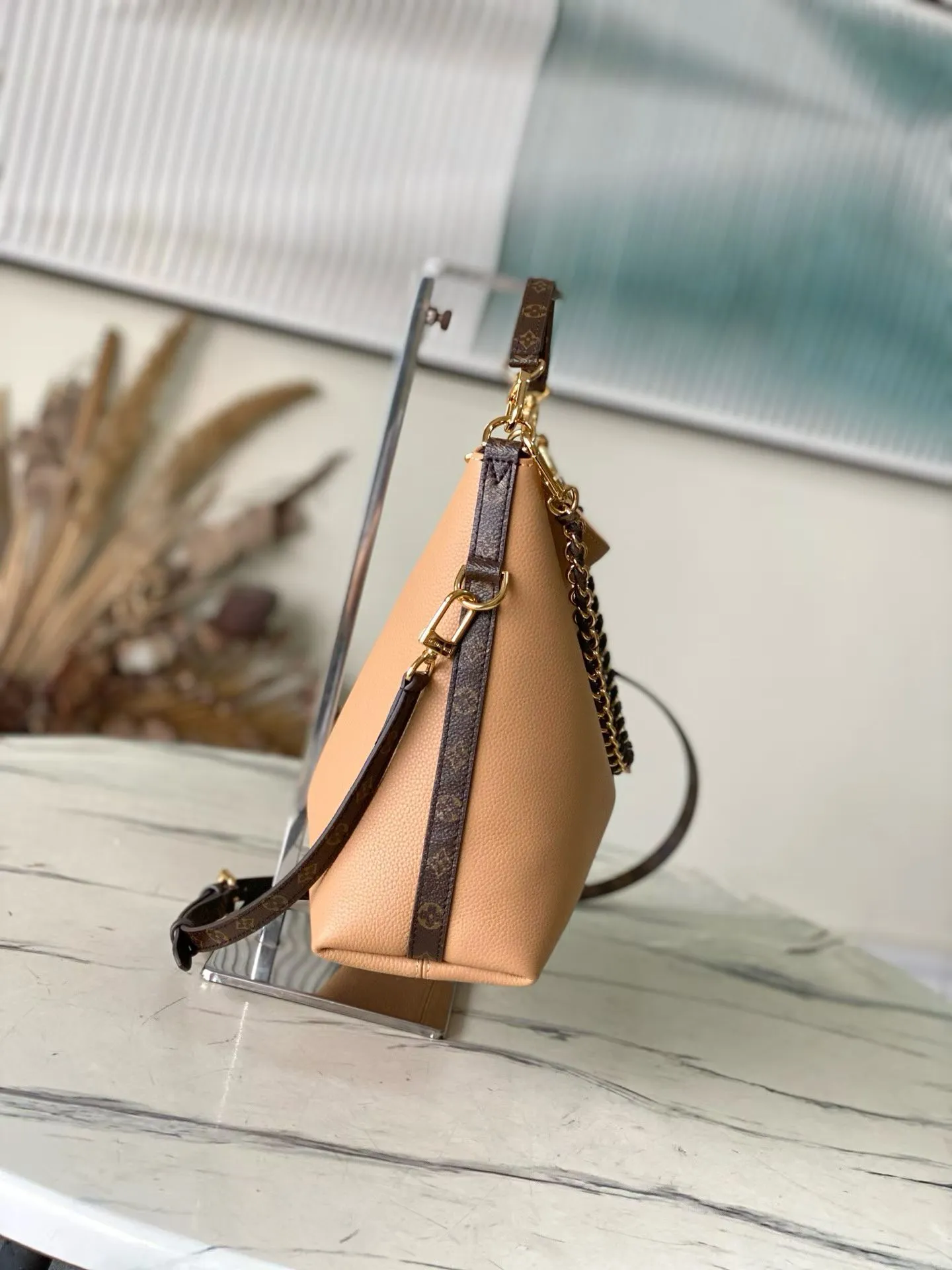 💰1180 (top layer leather) top original order M28029 Multipass handbag is inspired by the Express handbag that debuted in the 2025 autumn and winter series. This handbag has a casual drape shape, is trimmed with the brand's signature Monogram canvas, and is embellished with a dazzling braided chain. It can be carried in a variety of ways and can accommodate daily needs such as tablet computers. Dimensions: 30 × 26 × 10 cm