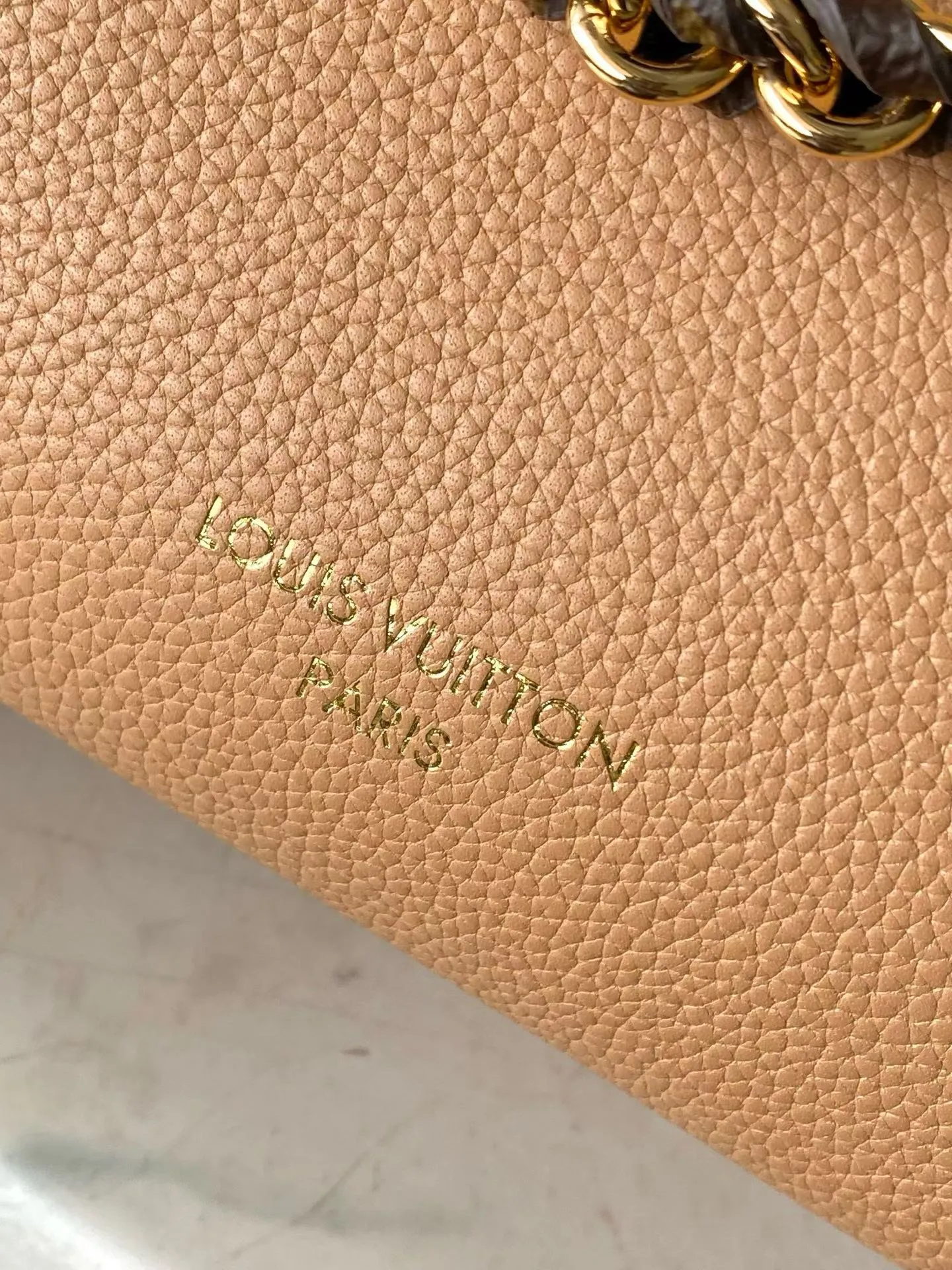 💰1180 (top layer leather) top original order M28029 Multipass handbag is inspired by the Express handbag that debuted in the 2025 autumn and winter series. This handbag has a casual drape shape, is trimmed with the brand's signature Monogram canvas, and is embellished with a dazzling braided chain. It can be carried in a variety of ways and can accommodate daily needs such as tablet computers. Dimensions: 30 × 26 × 10 cm