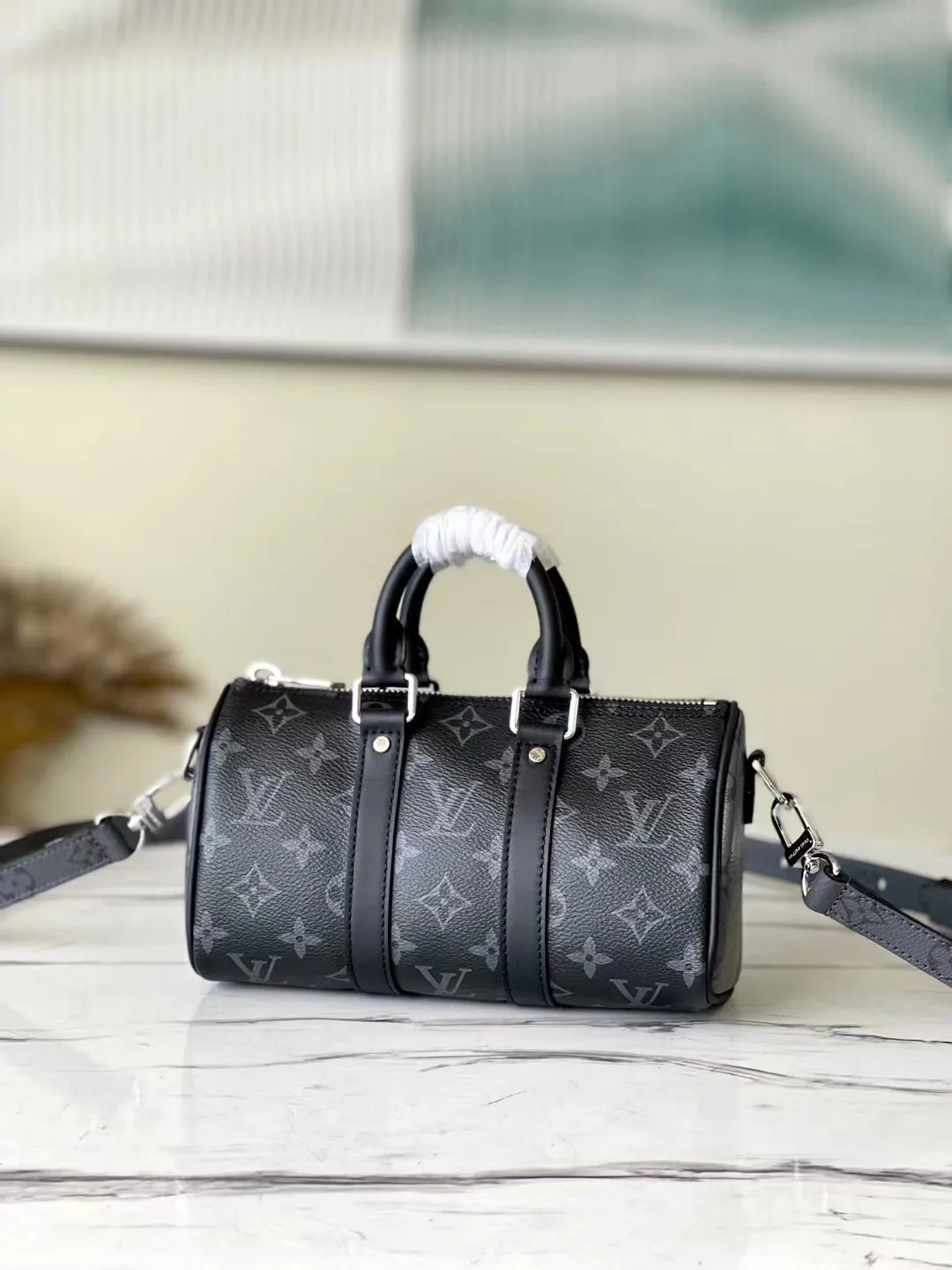 💰780 Top original order M45947 launches the new Keepall XS in Aerogram version, made of black floral leather, restrained and fashionable. Black metal letter logo, leather body with top handle and adjustable shoulder strap, suitable for hand or shoulder carry. Detailed features: 21 x 12 x 9 cm