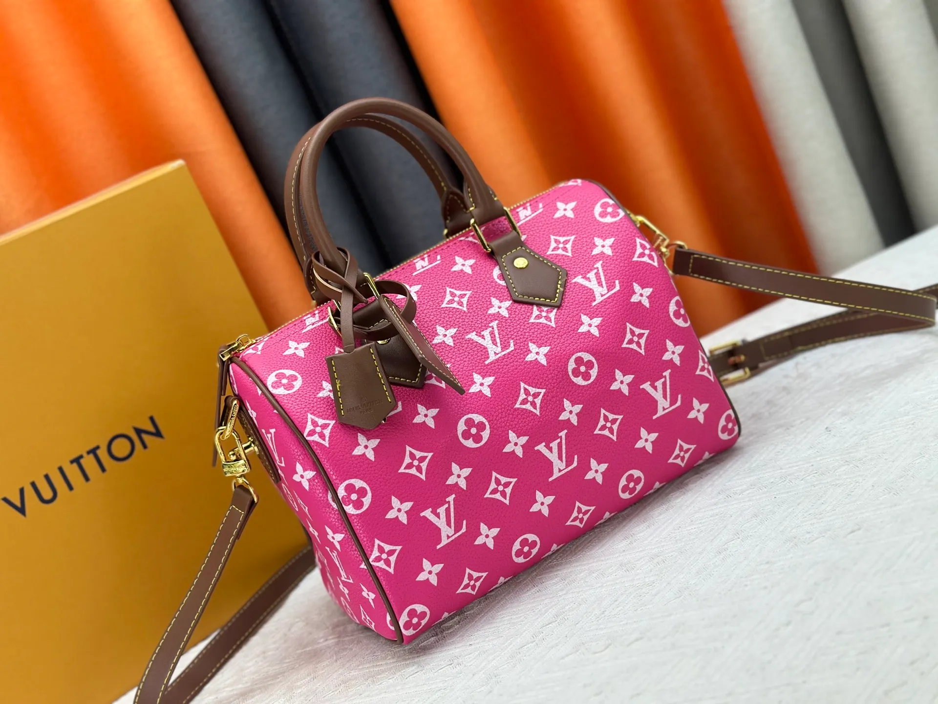 P280 Upgraded original M15278 M24441 M24424 This Speedy Bandoulière 25 Monogram Leather handbag is made of soft cow leather and uses Monogram patterns to reproduce the elegant look and feel of canvas printing. Dazzling metal hardware, sheepskin lining and nameplate all reflect Creative Director Pharrell Williams' relentless attention to detail. 25 x 15 x 15 cm (length x height x width)