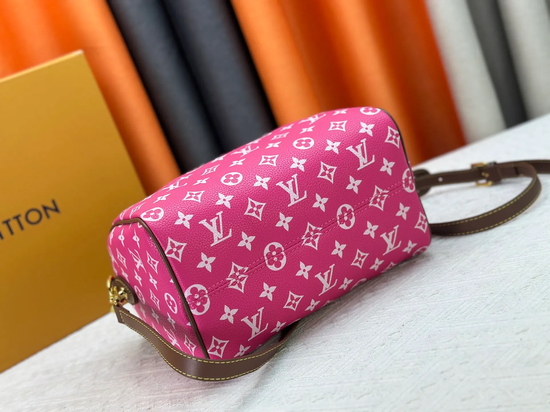 P280 Upgraded original M15278 M24441 M24424 This Speedy Bandoulière 25 Monogram Leather handbag is made of soft cow leather and uses Monogram patterns to reproduce the elegant look and feel of canvas printing. Dazzling metal hardware, sheepskin lining and nameplate all reflect Creative Director Pharrell Williams' relentless attention to detail. 25 x 15 x 15 cm (length x height x width)