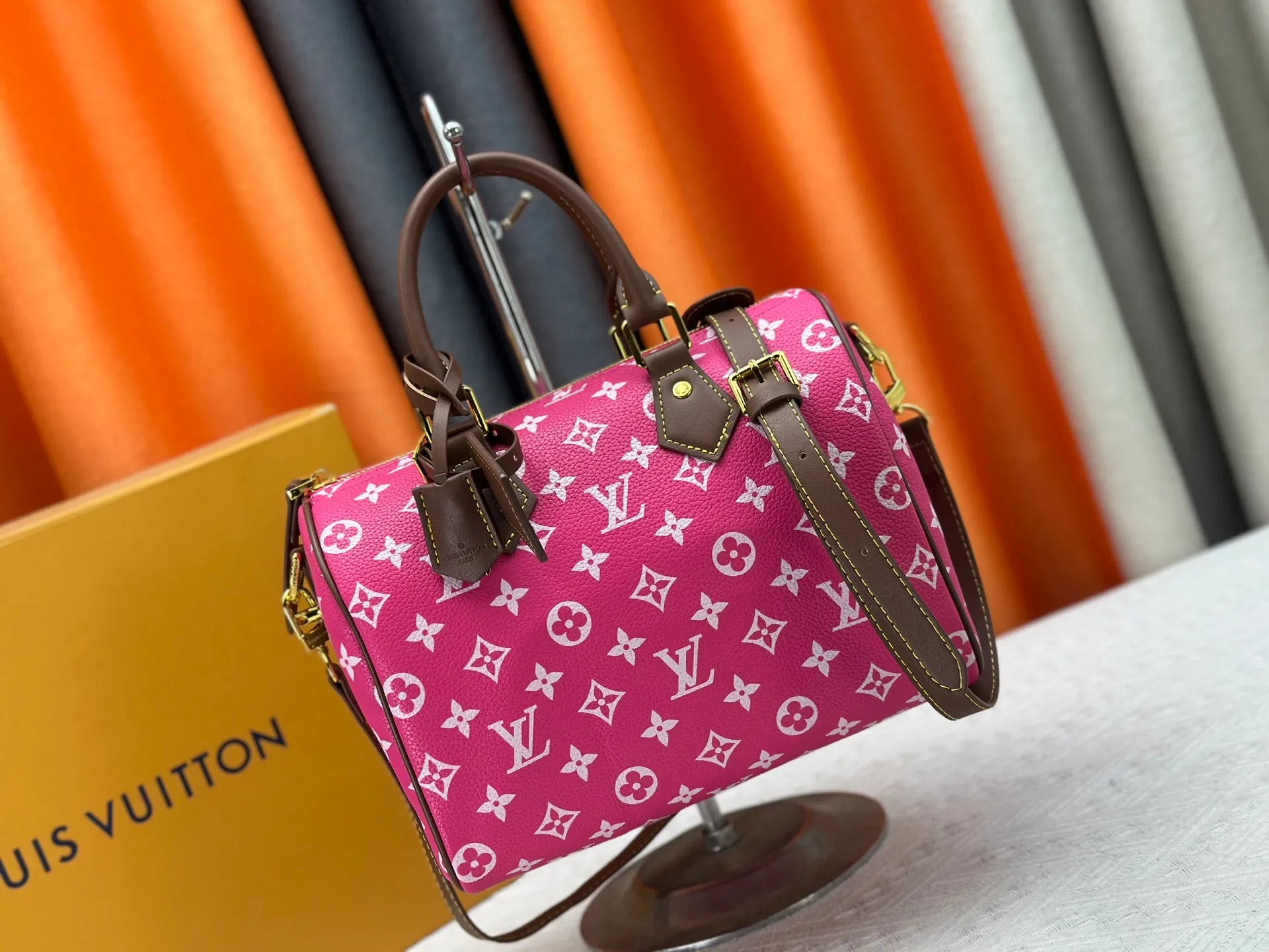 P280 Upgraded original M15278 M24441 M24424 This Speedy Bandoulière 25 Monogram Leather handbag is made of soft cow leather and uses Monogram patterns to reproduce the elegant look and feel of canvas printing. Dazzling metal hardware, sheepskin lining and nameplate all reflect Creative Director Pharrell Williams' relentless attention to detail. 25 x 15 x 15 cm (length x height x width)