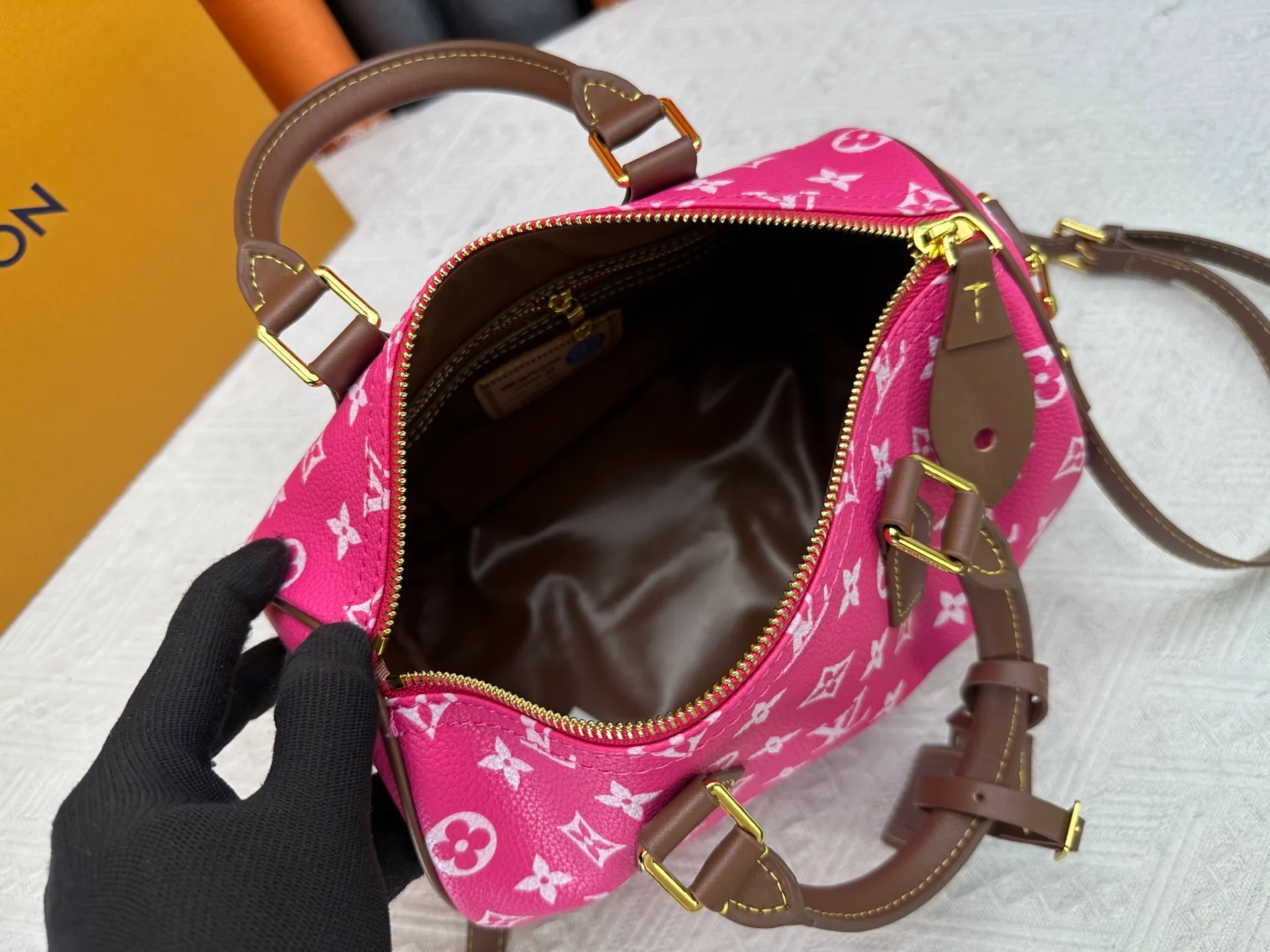 P280 Upgraded original M15278 M24441 M24424 This Speedy Bandoulière 25 Monogram Leather handbag is made of soft cow leather and uses Monogram patterns to reproduce the elegant look and feel of canvas printing. Dazzling metal hardware, sheepskin lining and nameplate all reflect Creative Director Pharrell Williams' relentless attention to detail. 25 x 15 x 15 cm (length x height x width)