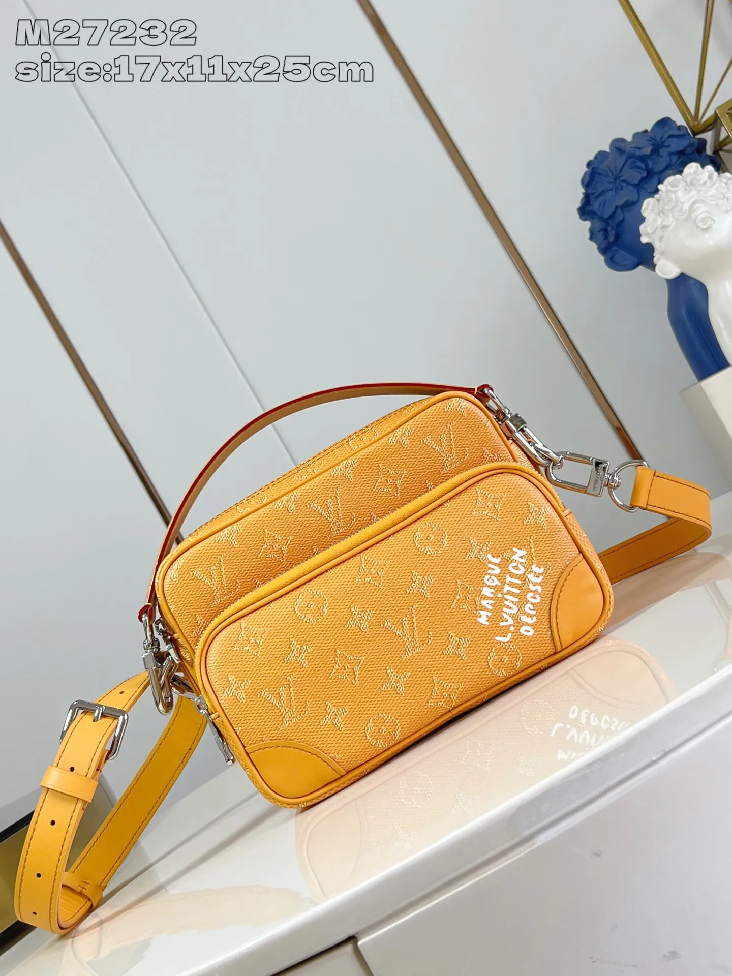 💰1020 (Top-Grade Leather) Top Original M27232] This Nil crossbody bag is made of Monogram Heritage canvas with a retro shape, equipped with a main compartment, an inner patch pocket and a zippered front pocket. The top leather handle and shoulder strap are detachable, providing a variety of carrying options. Front pocket Marque L.Vuitton Déposée print 17.5 x 11 x 25 cm (H x W x Length)