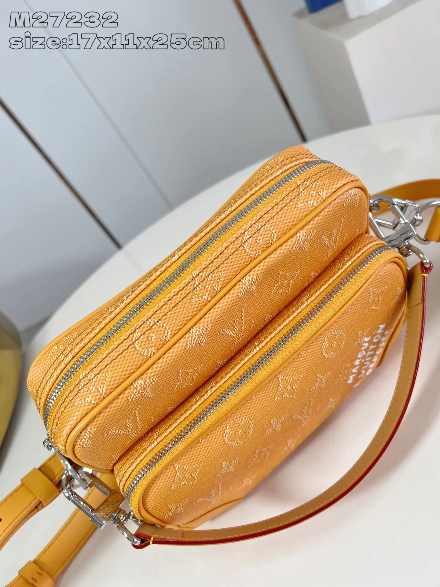 💰1020 (Top-Grade Leather) Top Original M27232] This Nil crossbody bag is made of Monogram Heritage canvas with a retro shape, equipped with a main compartment, an inner patch pocket and a zippered front pocket. The top leather handle and shoulder strap are detachable, providing a variety of carrying options. Front pocket Marque L.Vuitton Déposée print 17.5 x 11 x 25 cm (H x W x Length)