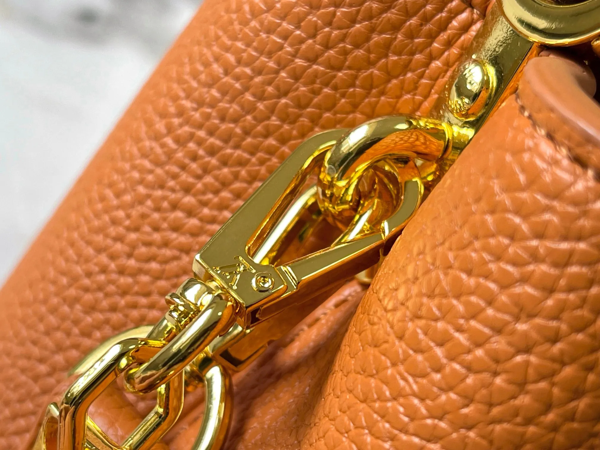 p460 [Guangzhou top quality original] M14393 brown CapucinesEastWest mini handbag, using a decorative chain to show the inspiration of Monogram flowers. Taurillon cow leather creates an exquisite structure, and the LV letters interpret the colorful brushstrokes of the Puffygram jewelry series. The flap can be folded in or out, and the inner pocket can safely store valuables. Size:22×12×8cm