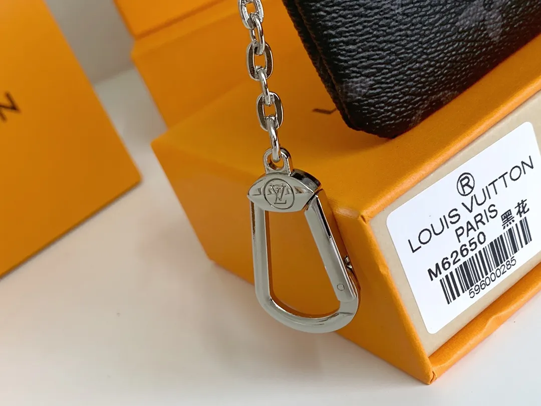 💰80 💎Damier canvas small leather bag can hold change and keys, and can be easily put into handbags or clothing pockets. Key ring, key hook can be hung on the D-ring provided with most Louis Vuitton handbags, zipper closure, Damier canvas texture and embossed calfskin, shiny gold-tone hardware. ❤️Model: 62650 Size: 12x7cm.
