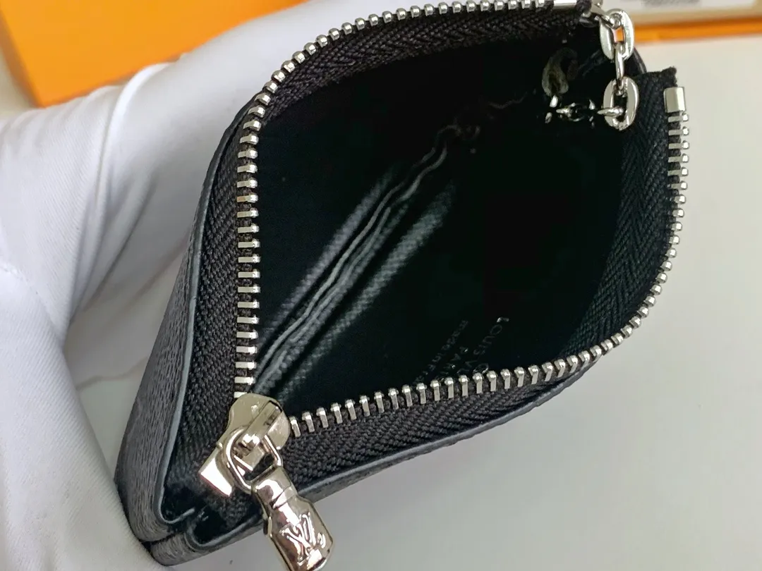 💰80 💎Damier canvas small leather bag can hold change and keys, and can be easily put into handbags or clothing pockets. Key ring, key hook can be hung on the D-ring provided with most Louis Vuitton handbags, zipper closure, Damier canvas texture and embossed calfskin, shiny gold-tone hardware. ❤️Model: 62650 Size: 12x7cm.