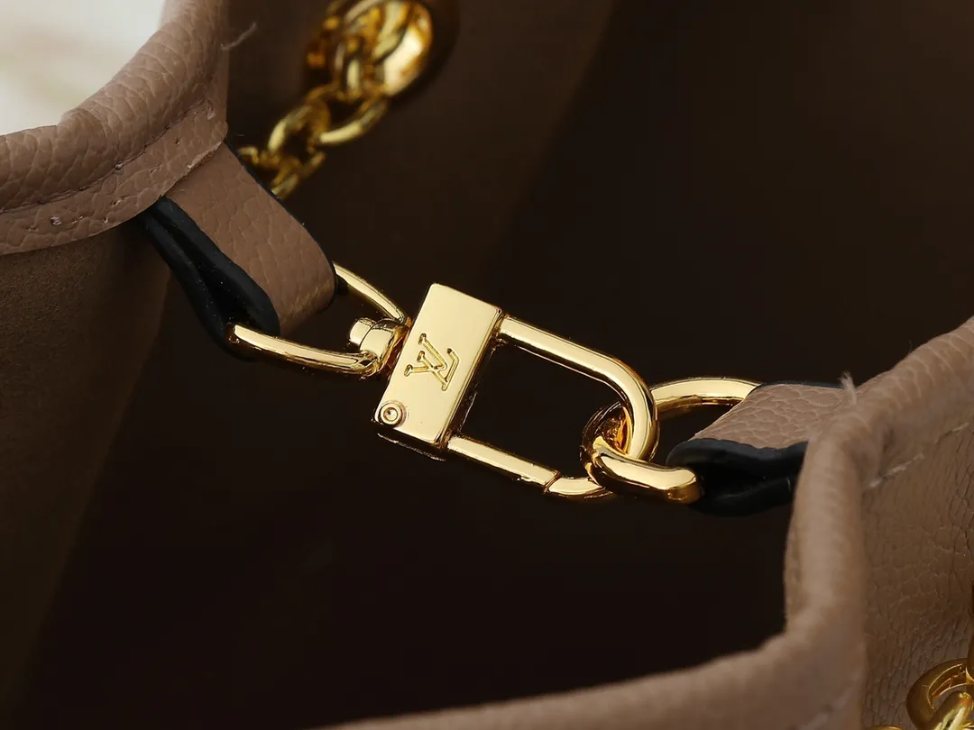 💰260💰Upgraded original version ✨M11283 M25453 M47209 M46545 M46492 This Summer Bundle handbag is from the Dégradé series. The new drawstring design adds a summer atmosphere. The Monogram Empreinte embossed leather bag features a gradient tone to brighten any seasonal look. The double handles and detachable cross-body strap provide a variety of stylish carrying options, making it a great companion for travel day and night. Detailed features: 28 x 20 x 11.5 (Length x Height x Width)